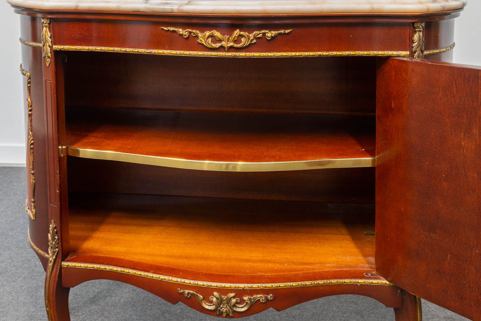 A marquetry inlay commode with marble top. The second half of the 20th century. - Bild 17 aus 22