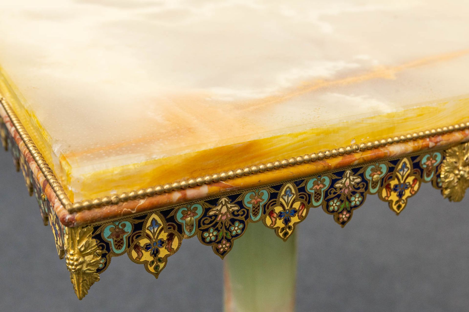 An exceptional side table made of onyx and marble, decorated with bronze and inlaid cloisonné - Bild 12 aus 14