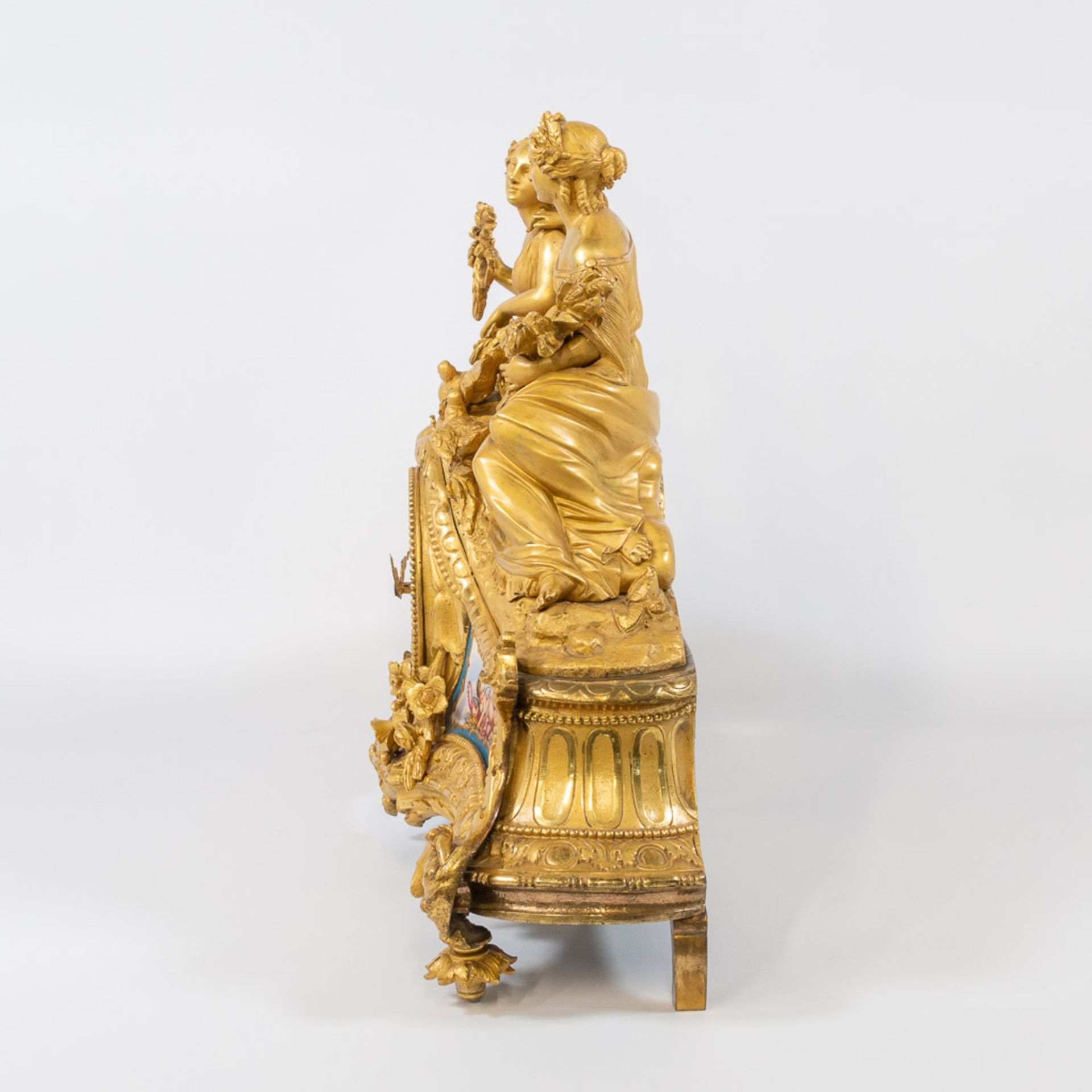 Ormolu Bronze Mantle clock, with elegant ladies and pigeons and Sèvres plaquettes. André Hoffmann. - Image 3 of 26
