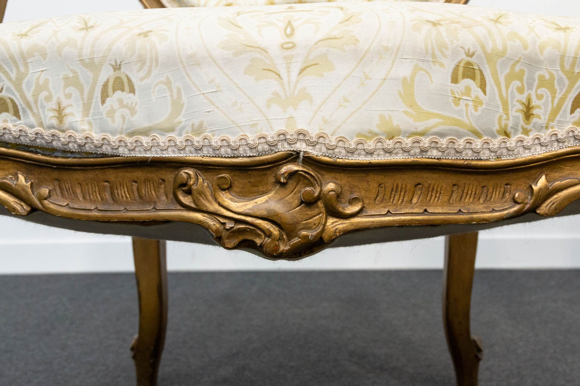 A pair of Louis XV style armchairs - Image 14 of 16