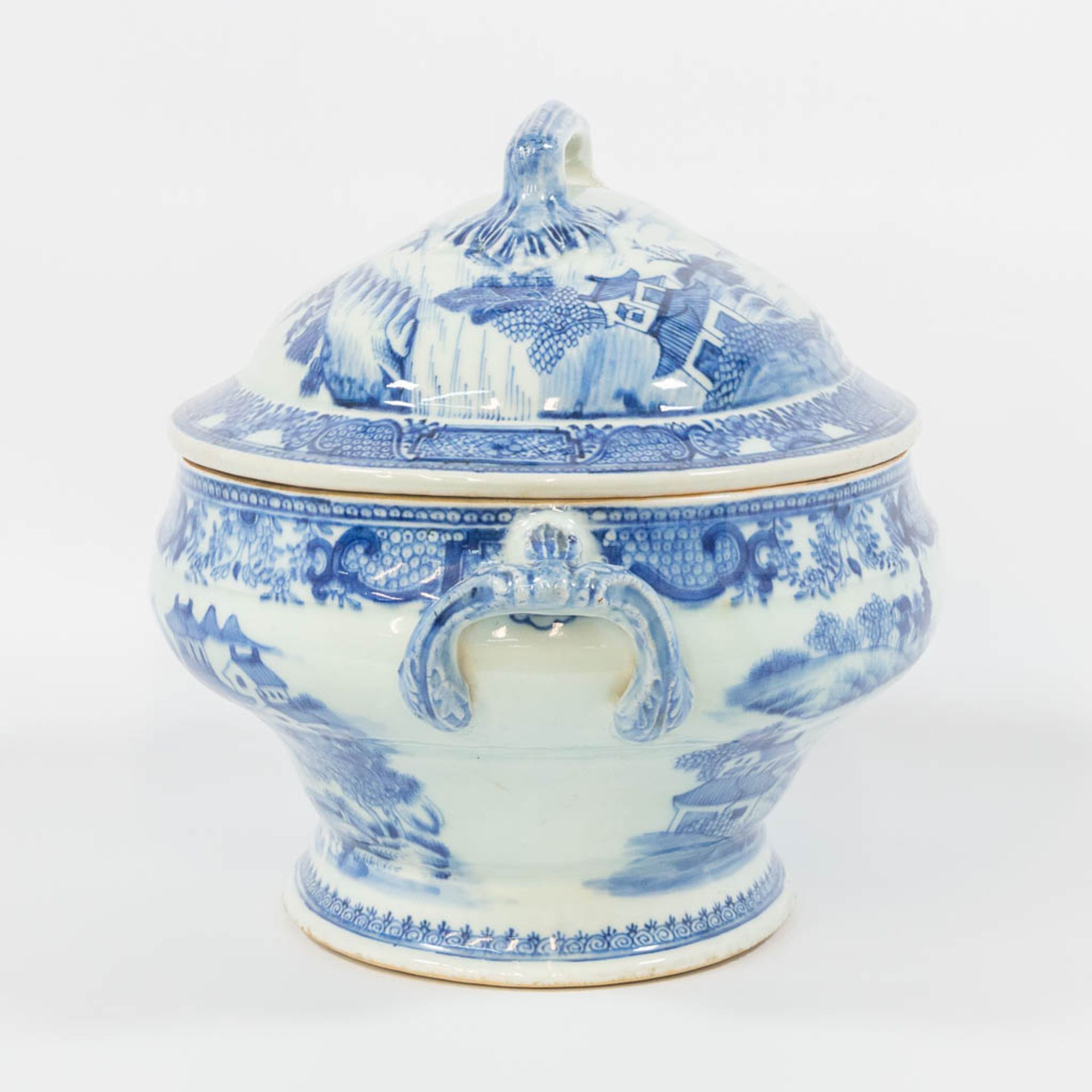 A large Chinese export porcelain blue and white tureen. 19th century. - Image 7 of 17