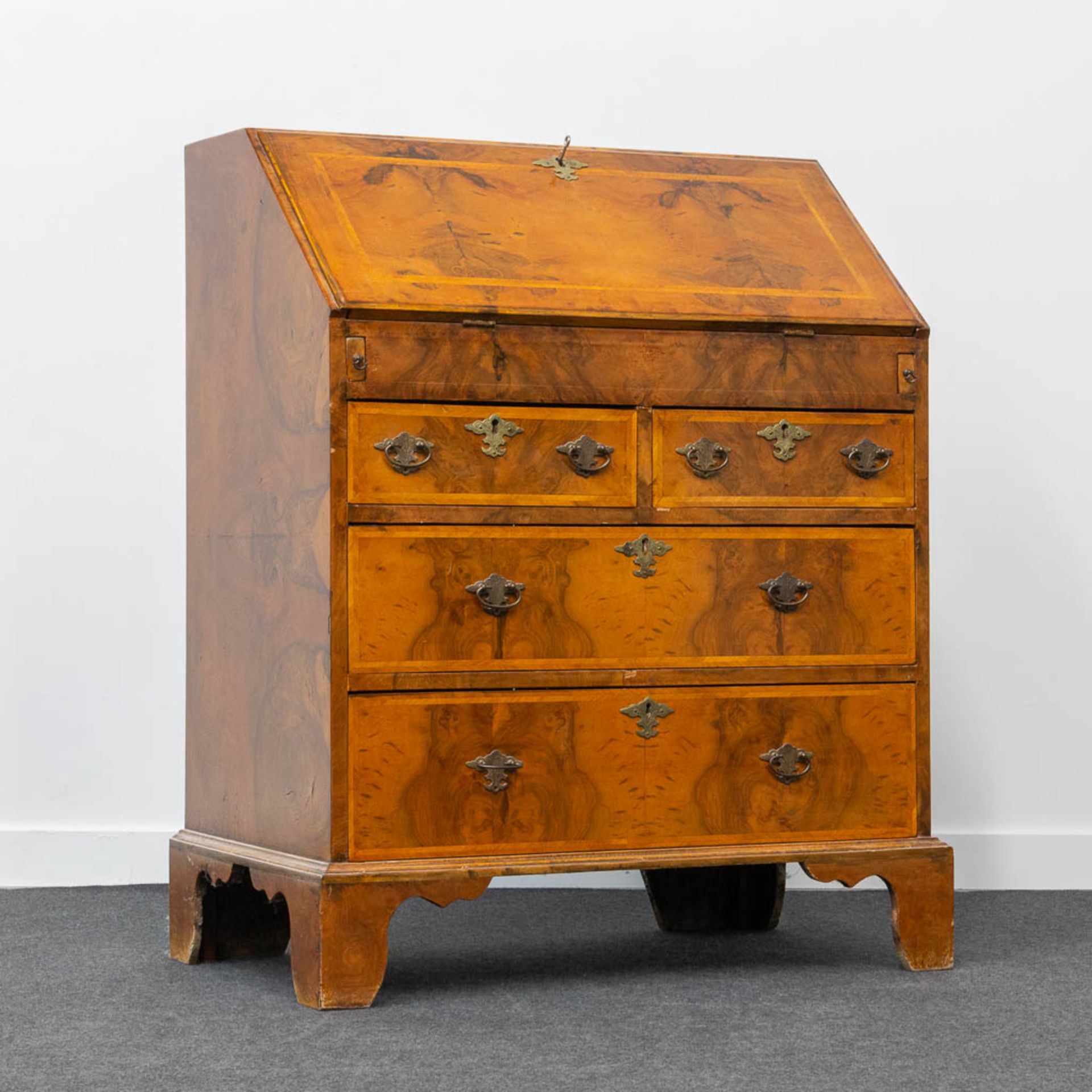 A secretaire of English origin, neatly finished with wood veneer and mounted with bronze.
