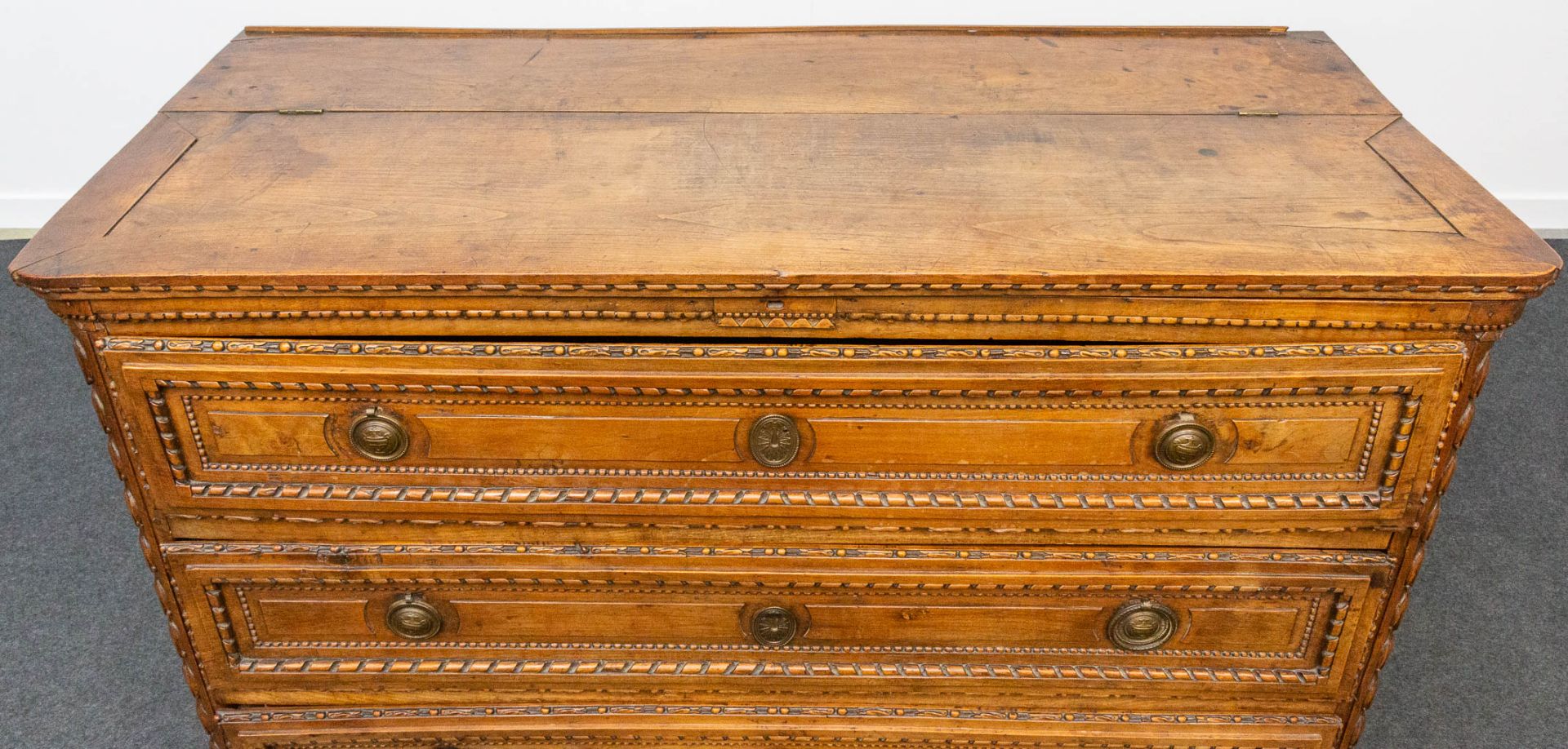 A wood sculptured commode in Louis XVI style, with 3 drawers and a hidden desk. 18th century. - Image 20 of 23