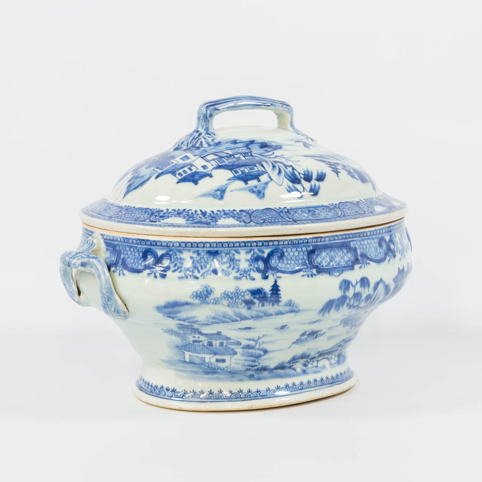 A large Chinese export porcelain blue and white tureen. 19th century. - Image 4 of 17