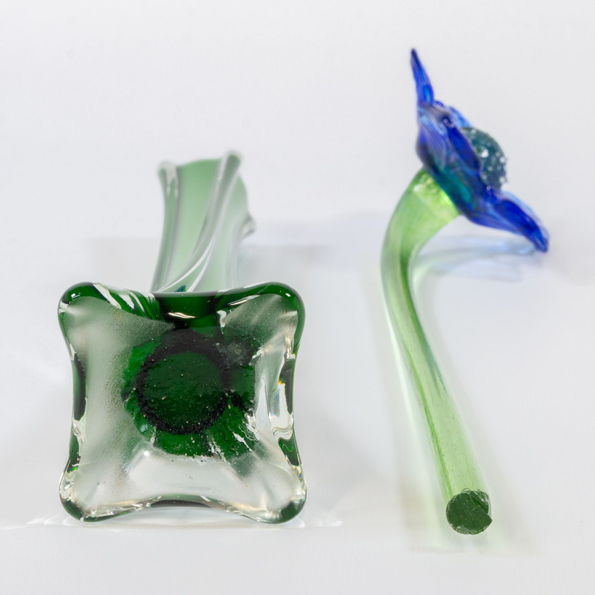 A collection of 4 vases and 4 glass flowers made in Murano, Italy. - Image 34 of 49