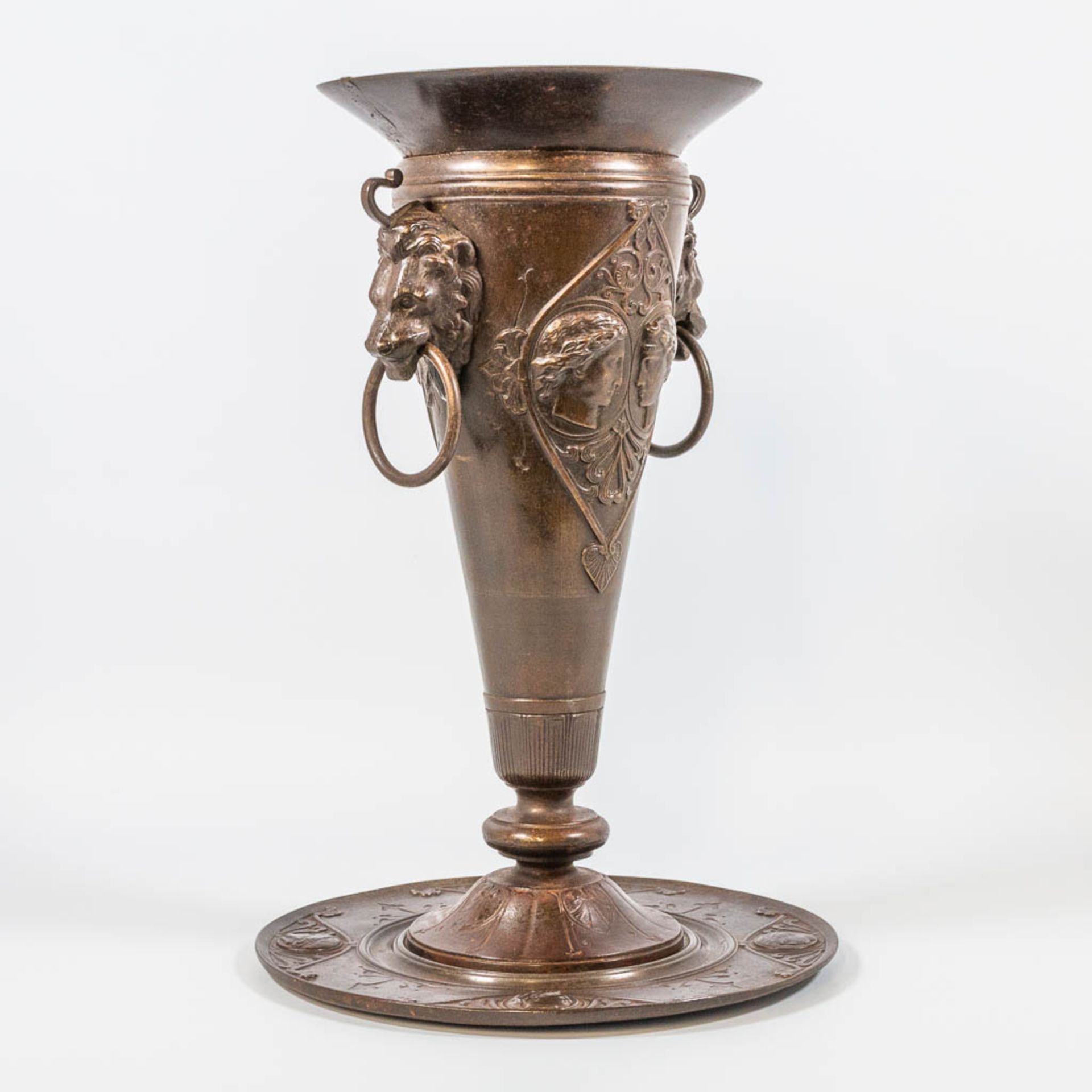 A cast-iron vase, decorated with silhouettes of faces, lion's heads and standing on a plate. France - Bild 7 aus 16