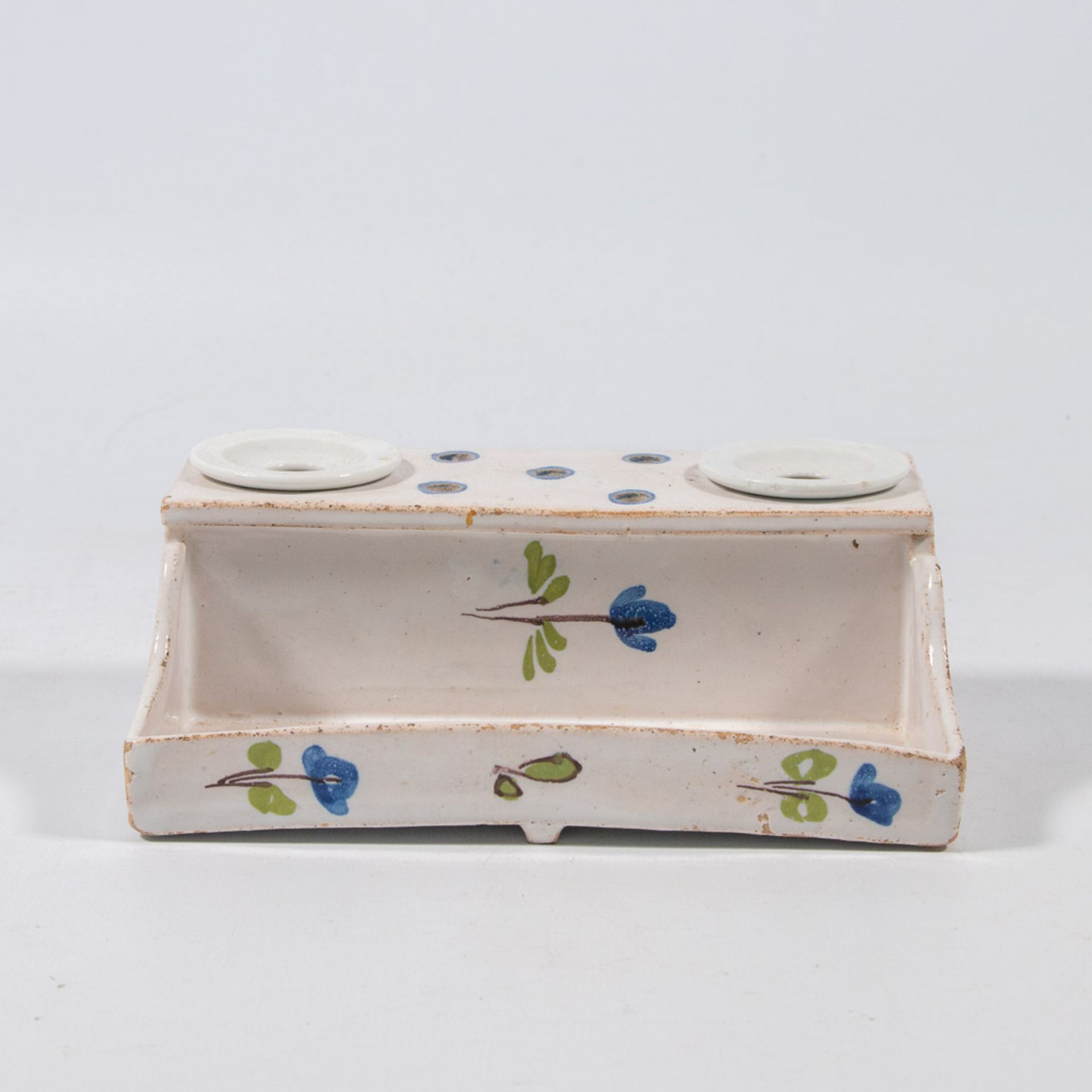 A ceramic ink pot with floral decor. - Image 6 of 17