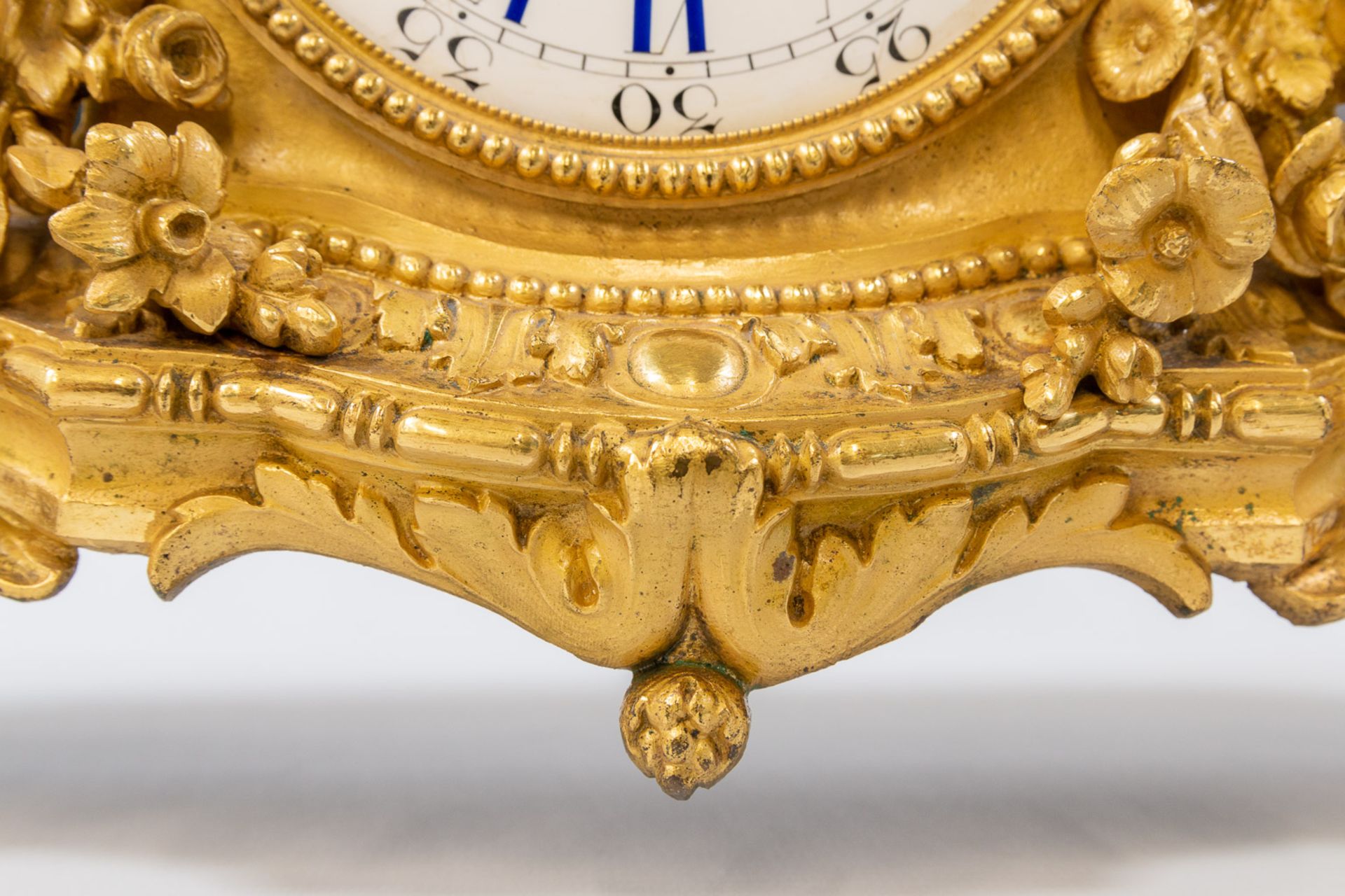 Ormolu Bronze Mantle clock, with elegant ladies and pigeons and Sèvres plaquettes. André Hoffmann. - Image 13 of 26