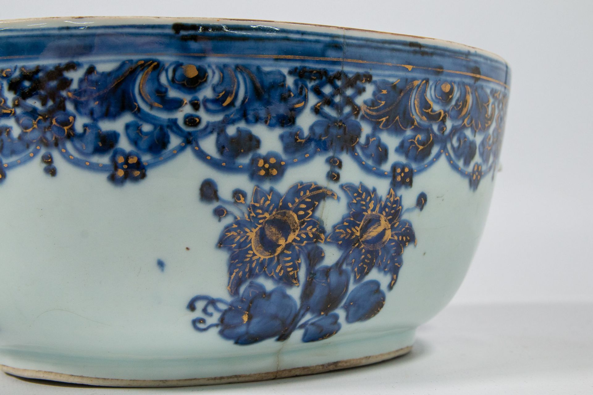 A small tureen with lid, Chinese export porcelain with underglaze blue, white and overglaze gold flo - Image 23 of 24