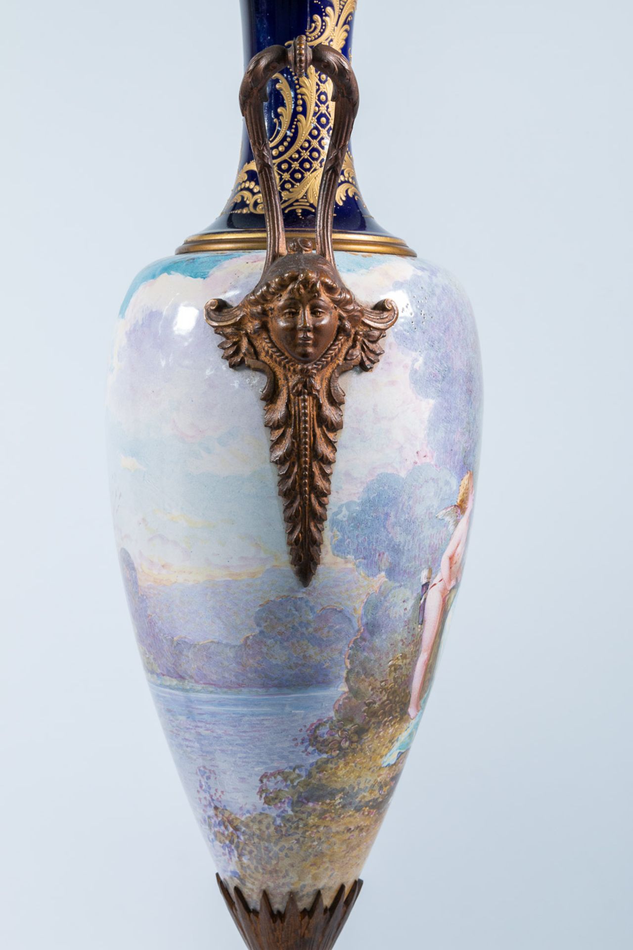 A pair of Sèvres vases with lid, cobalt blue with a decor of ladies and landscapes. 19th century. - Bild 12 aus 28