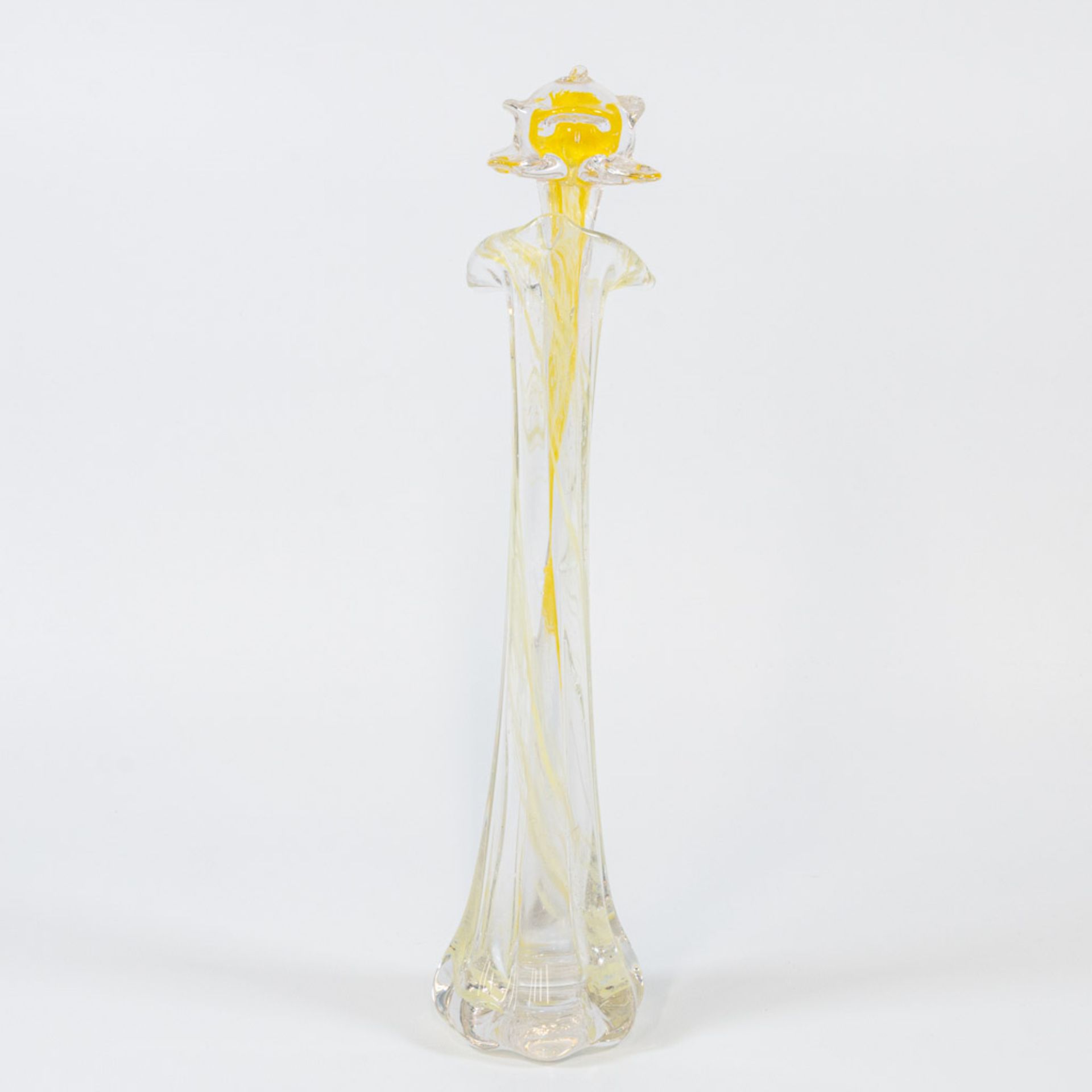 A collection of 4 vases and 4 glass flowers made in Murano, Italy. - Image 24 of 49