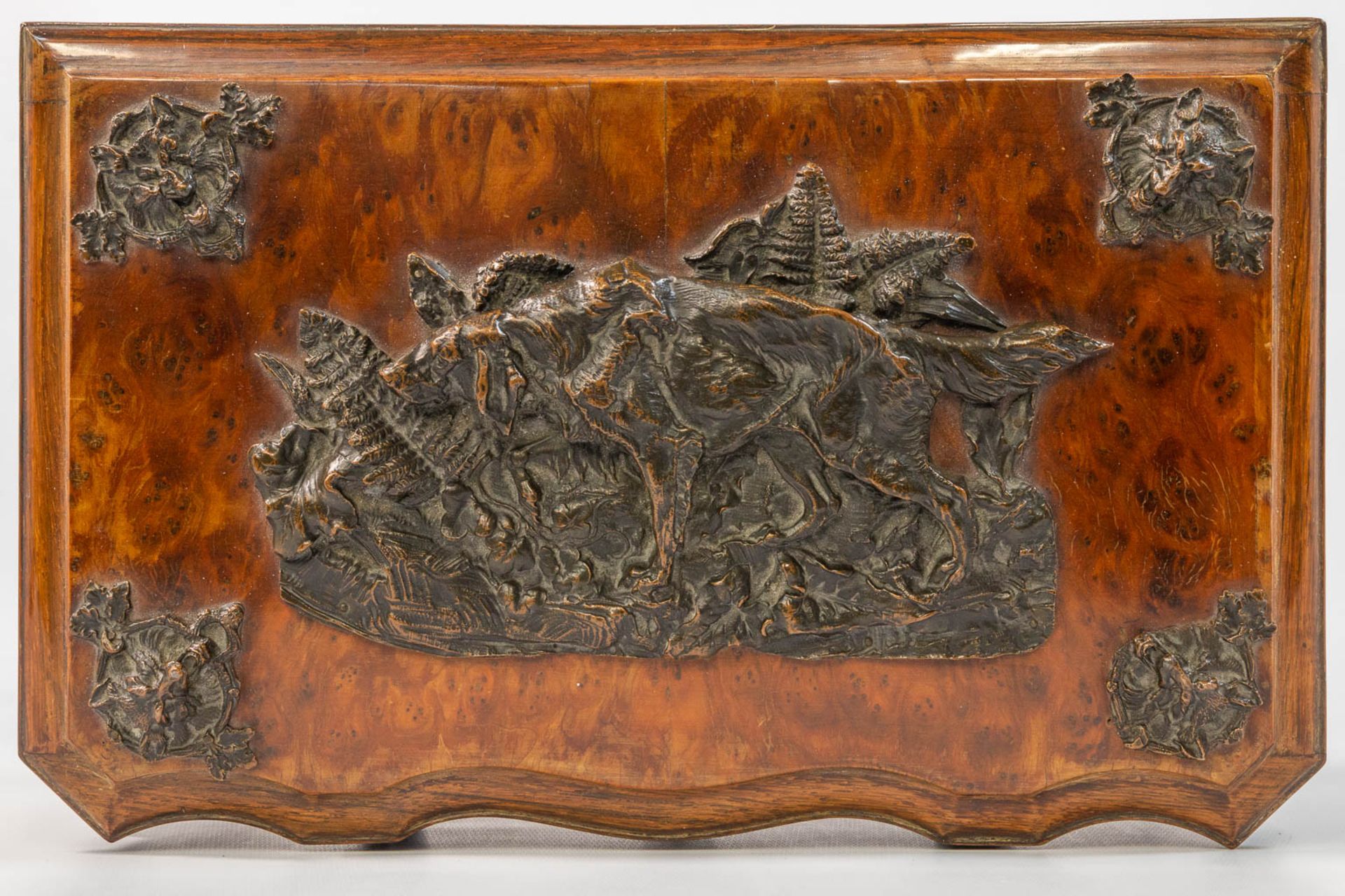 An antique Jewellry box, made of root wood and mounted with bonze hunting scenes, 19th century. - Bild 19 aus 20