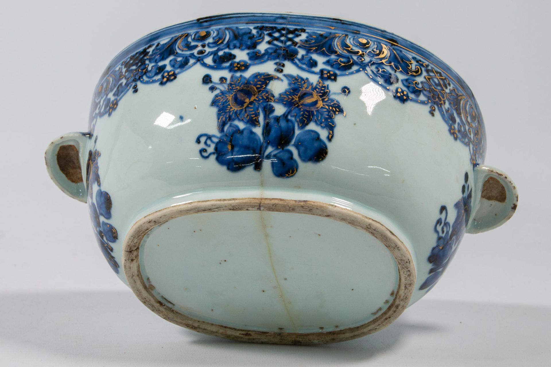 A small tureen with lid, Chinese export porcelain with underglaze blue, white and overglaze gold flo - Image 21 of 24