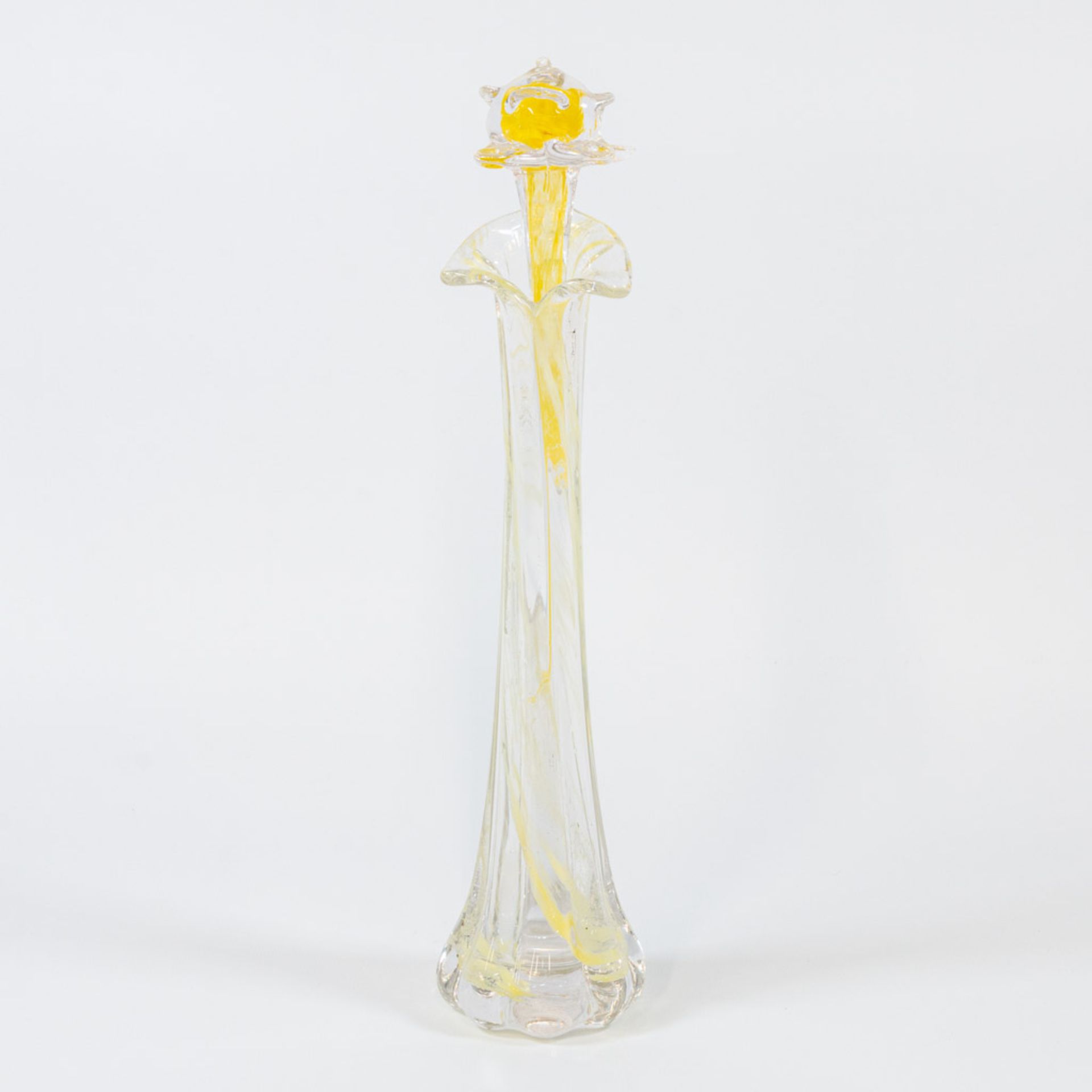 A collection of 4 vases and 4 glass flowers made in Murano, Italy. - Image 19 of 49