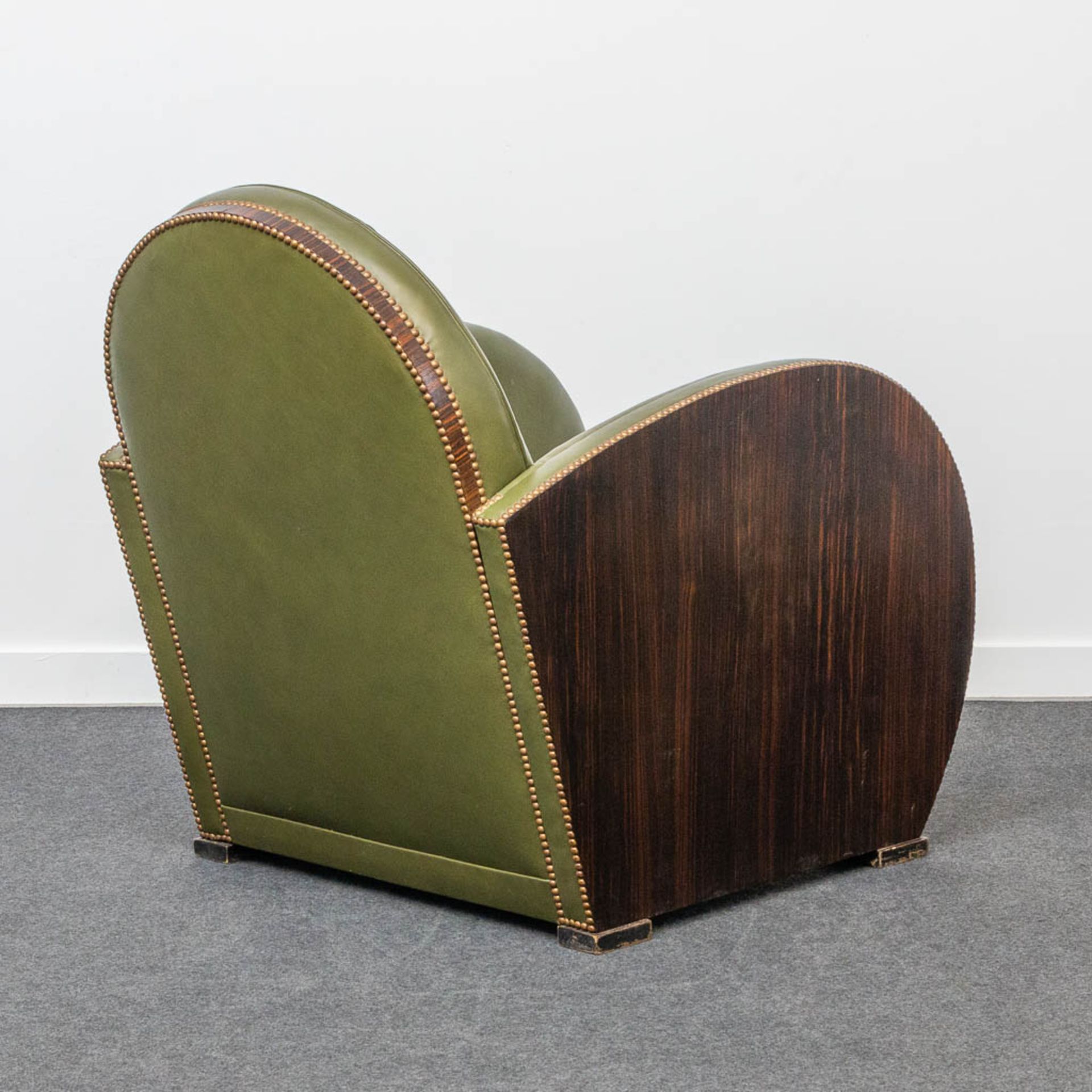 An armchair, upholstered with leather and with wood sides, art deco style. - Bild 7 aus 20