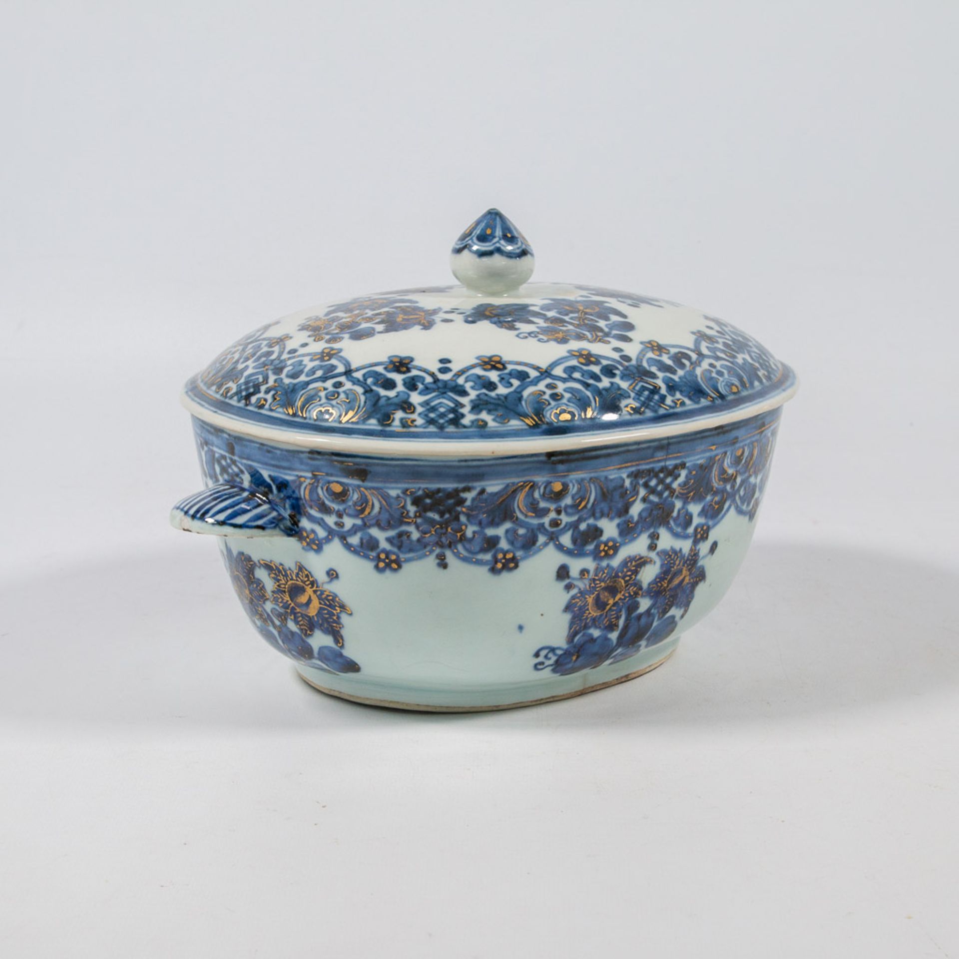 A small tureen with lid, Chinese export porcelain with underglaze blue, white and overglaze gold flo - Image 14 of 24
