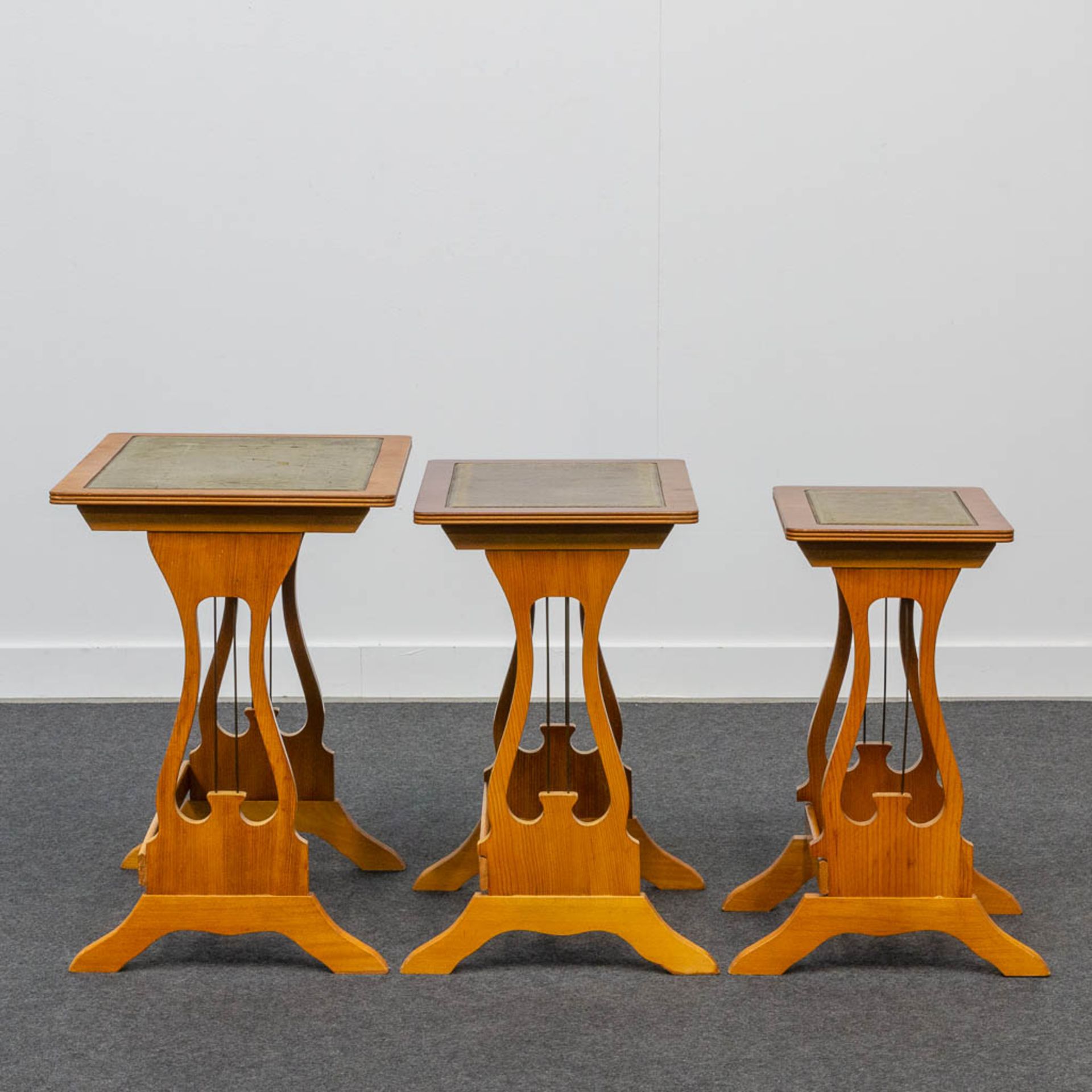 A collection of 3 cigogne tables with leather top. - Bild 11 aus 20