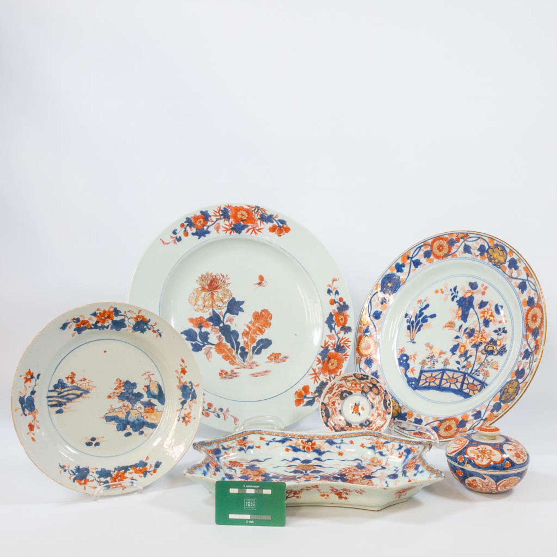 A collection of 6 famille rose objects and plates, made of porcelain. - Image 7 of 24