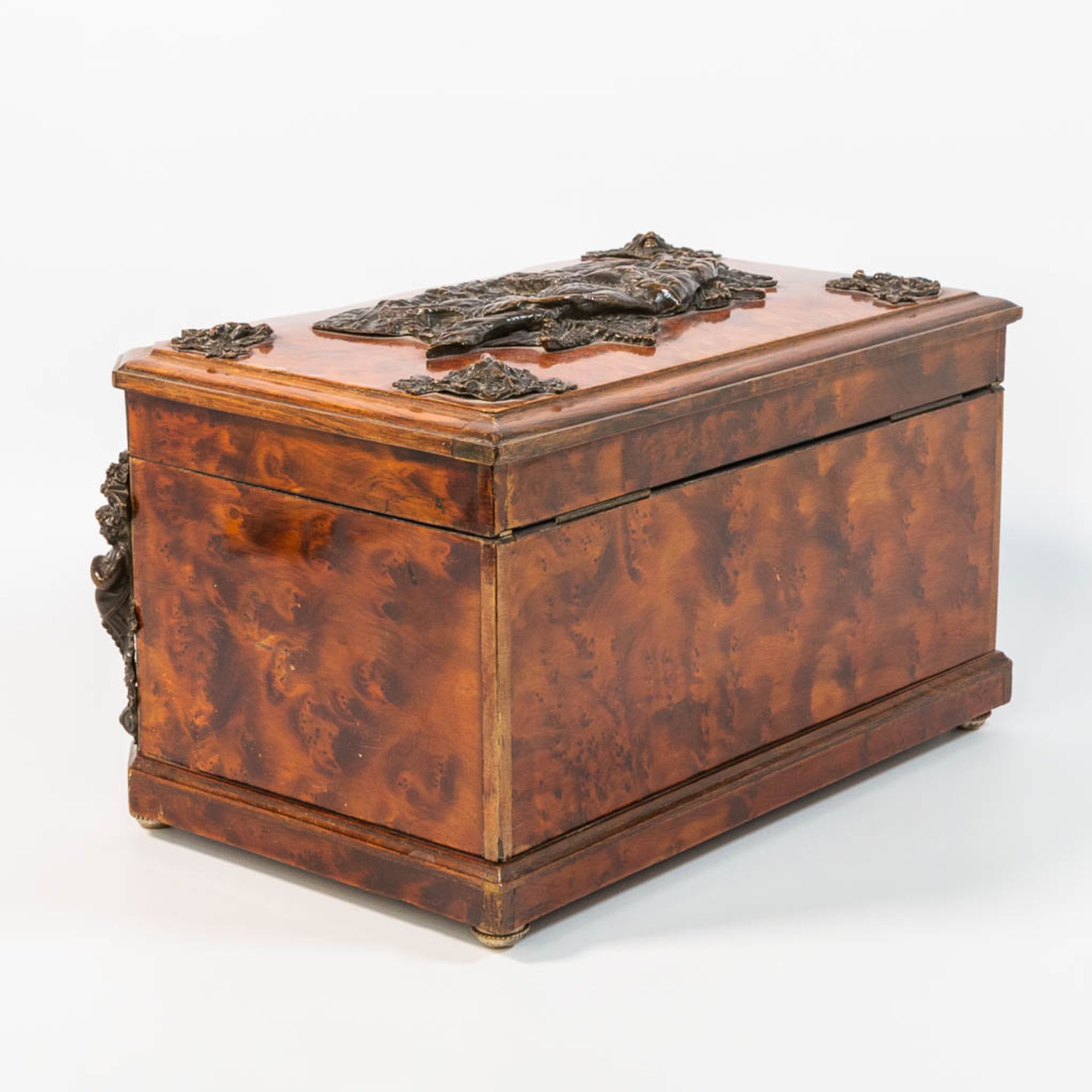 An antique Jewellry box, made of root wood and mounted with bonze hunting scenes, 19th century. - Bild 6 aus 20