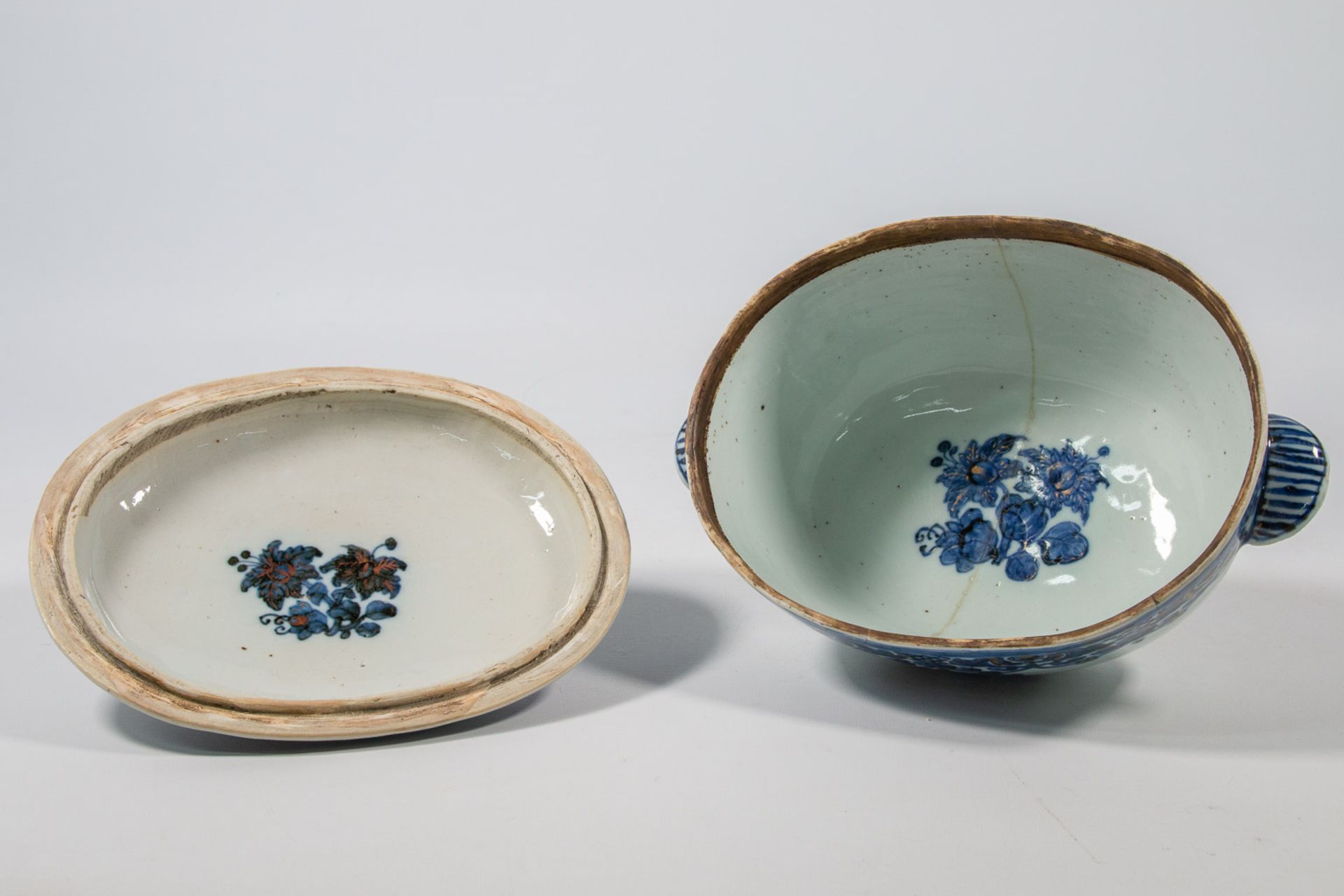 A small tureen with lid, Chinese export porcelain with underglaze blue, white and overglaze gold flo - Image 15 of 24
