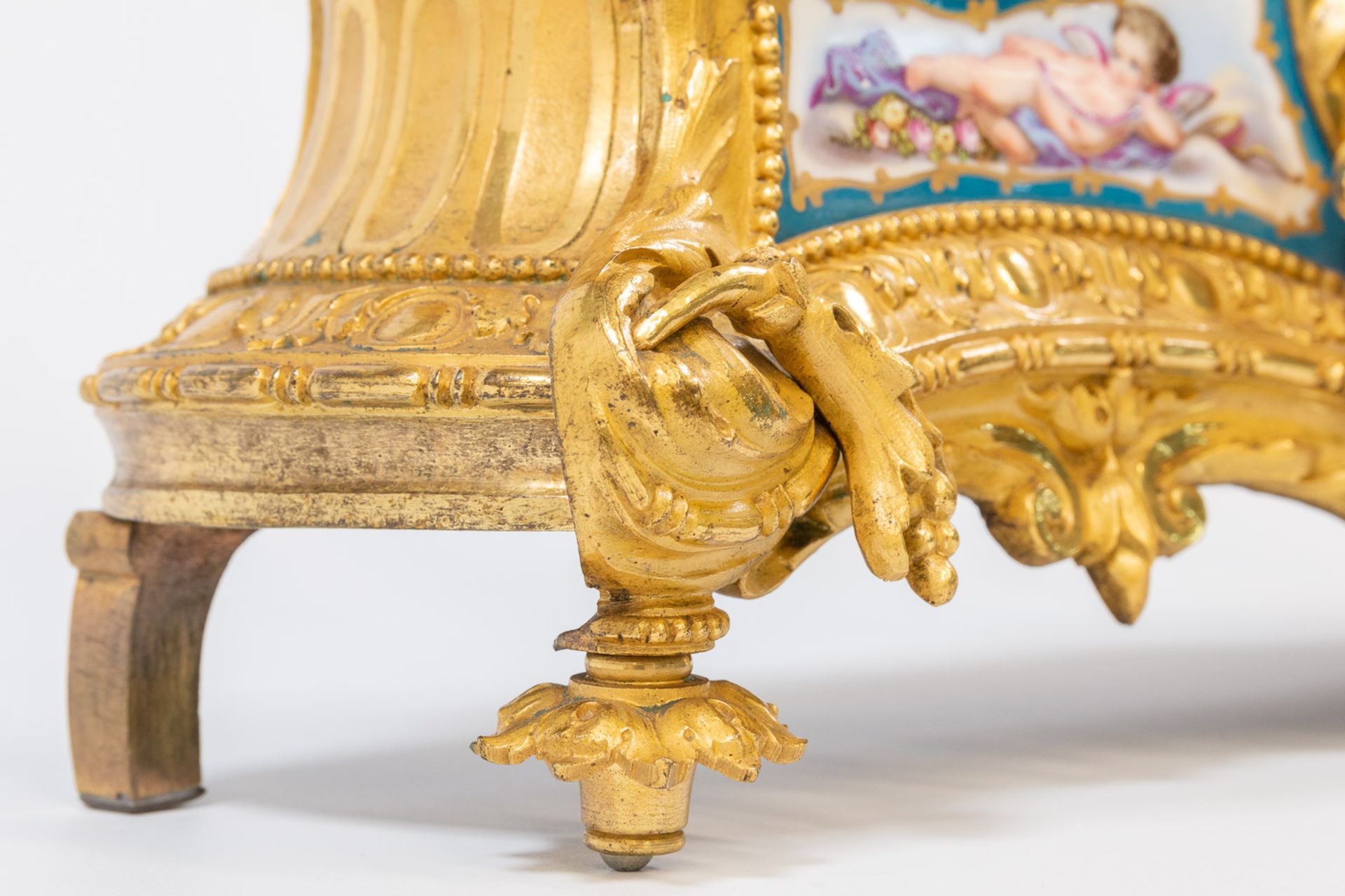 Ormolu Bronze Mantle clock, with elegant ladies and pigeons and Sèvres plaquettes. André Hoffmann. - Image 10 of 26