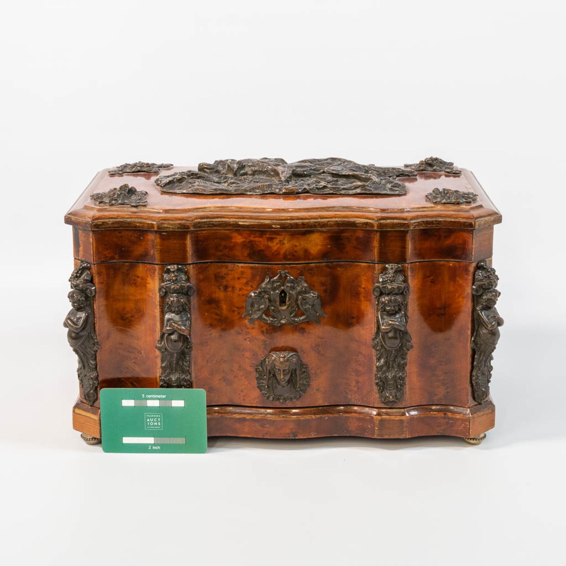 An antique Jewellry box, made of root wood and mounted with bonze hunting scenes, 19th century. - Bild 2 aus 20