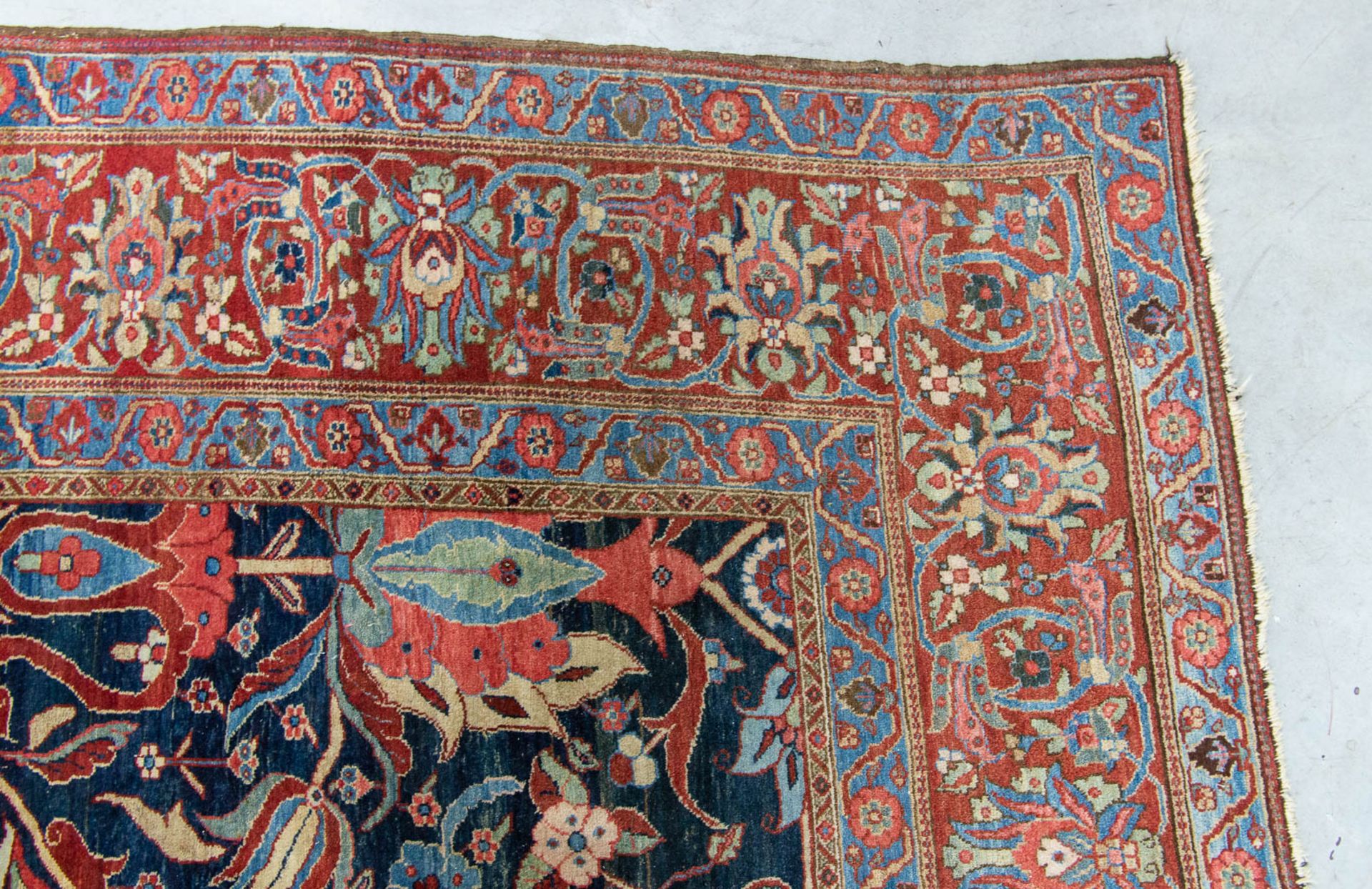 A large Bakhtiari hand-made oriental carpet. 555 x 343 - Bild 11 aus 15