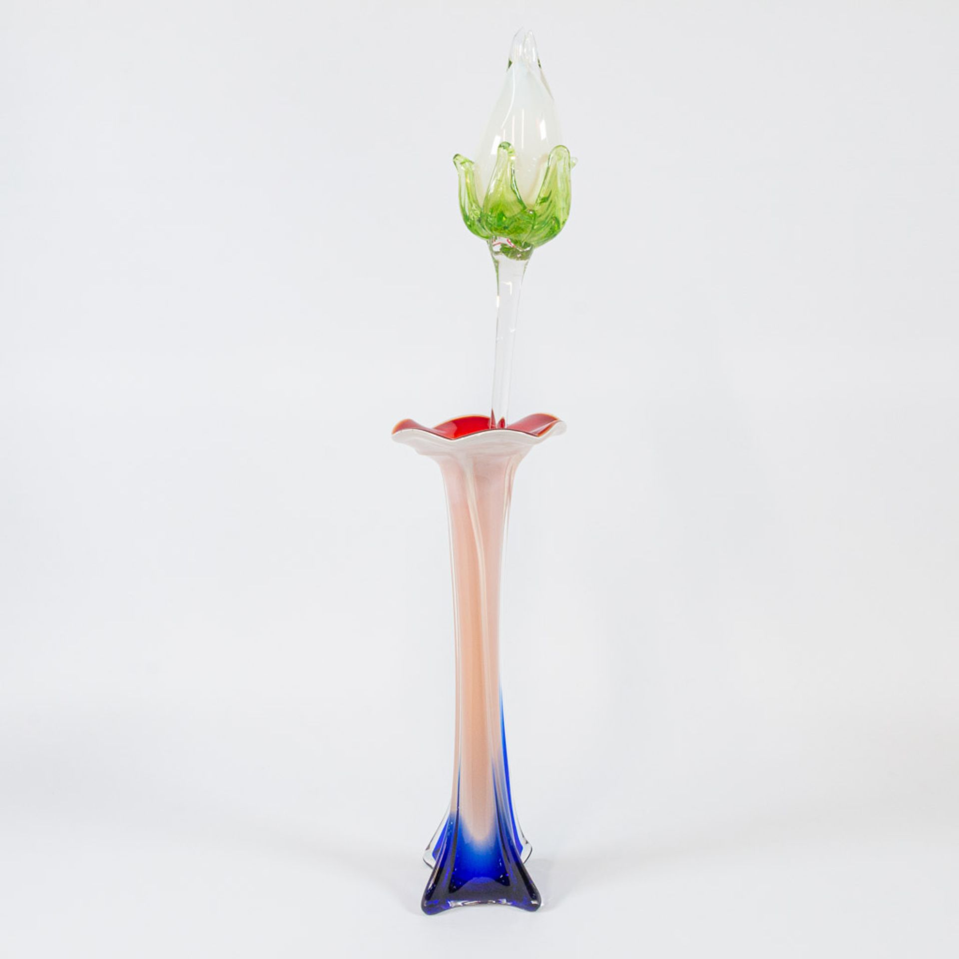 A collection of 4 vases and 4 glass flowers made in Murano, Italy. - Image 26 of 49