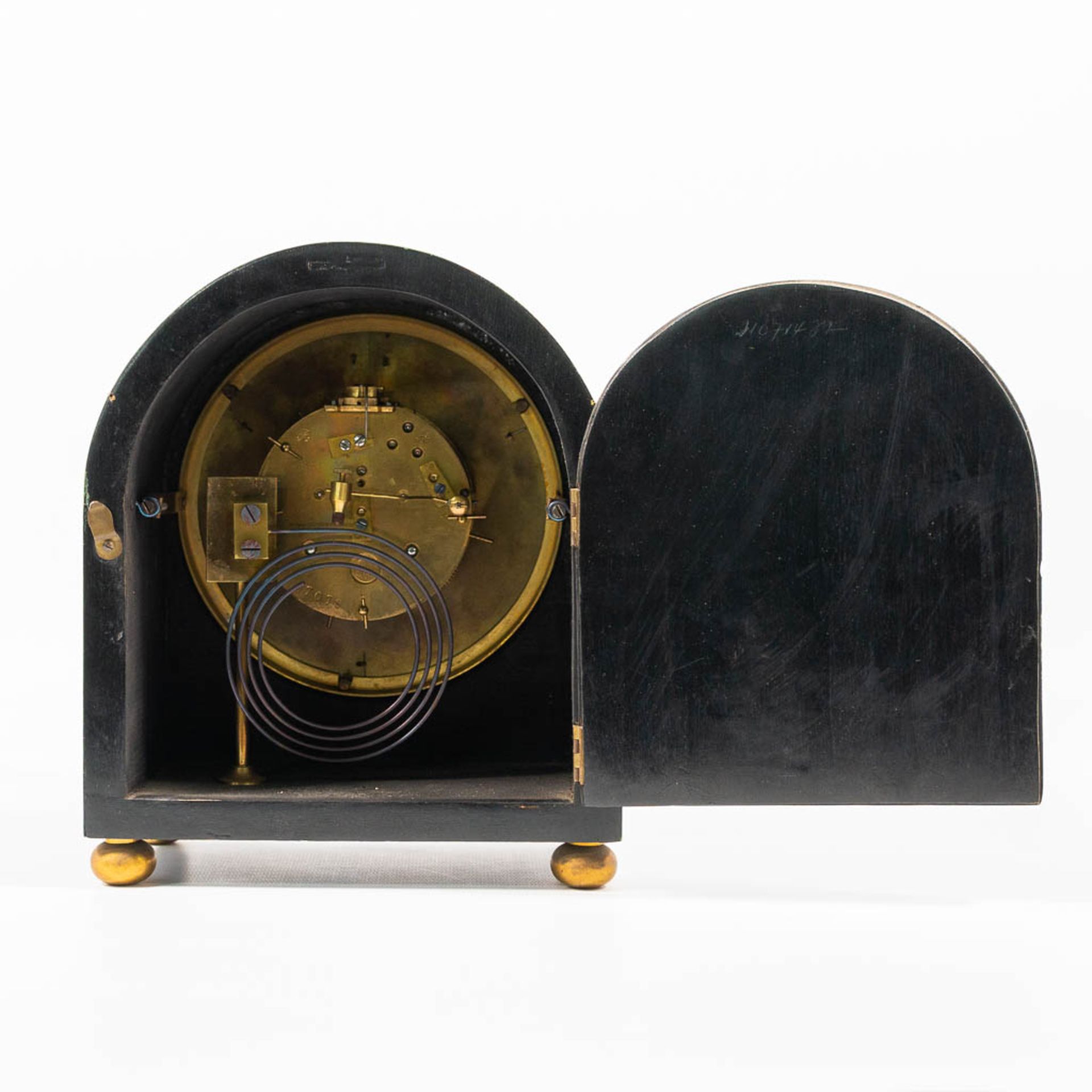 An elegant table clock made of a green lacquered wood case mounted with ormolu bronze, made in Franc - Bild 6 aus 13