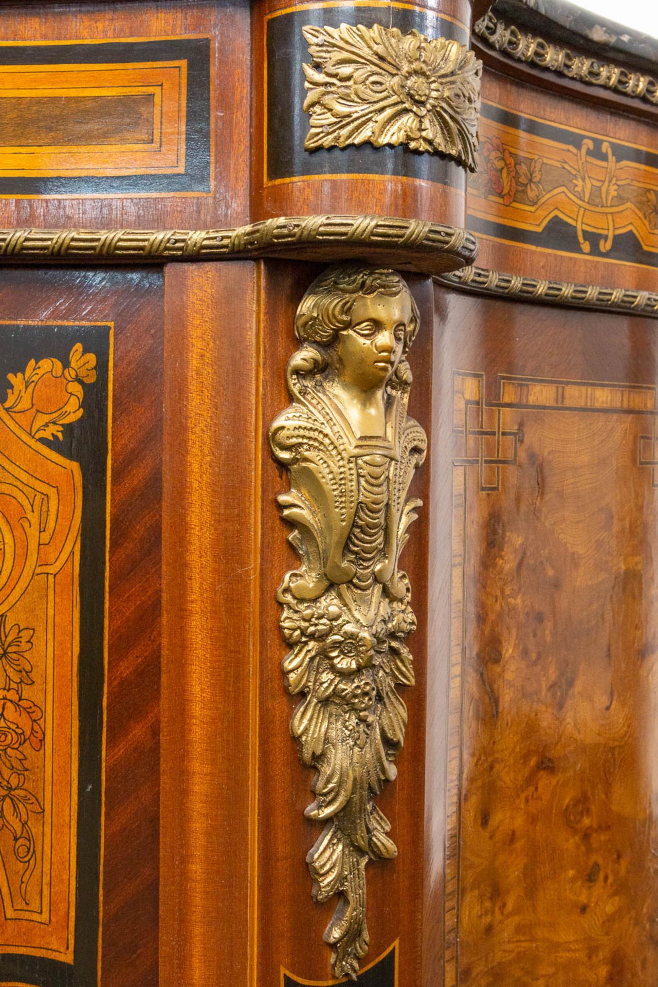 A marquetry inlaid commode, mounted with bronze and with a marble top. - Image 12 of 15