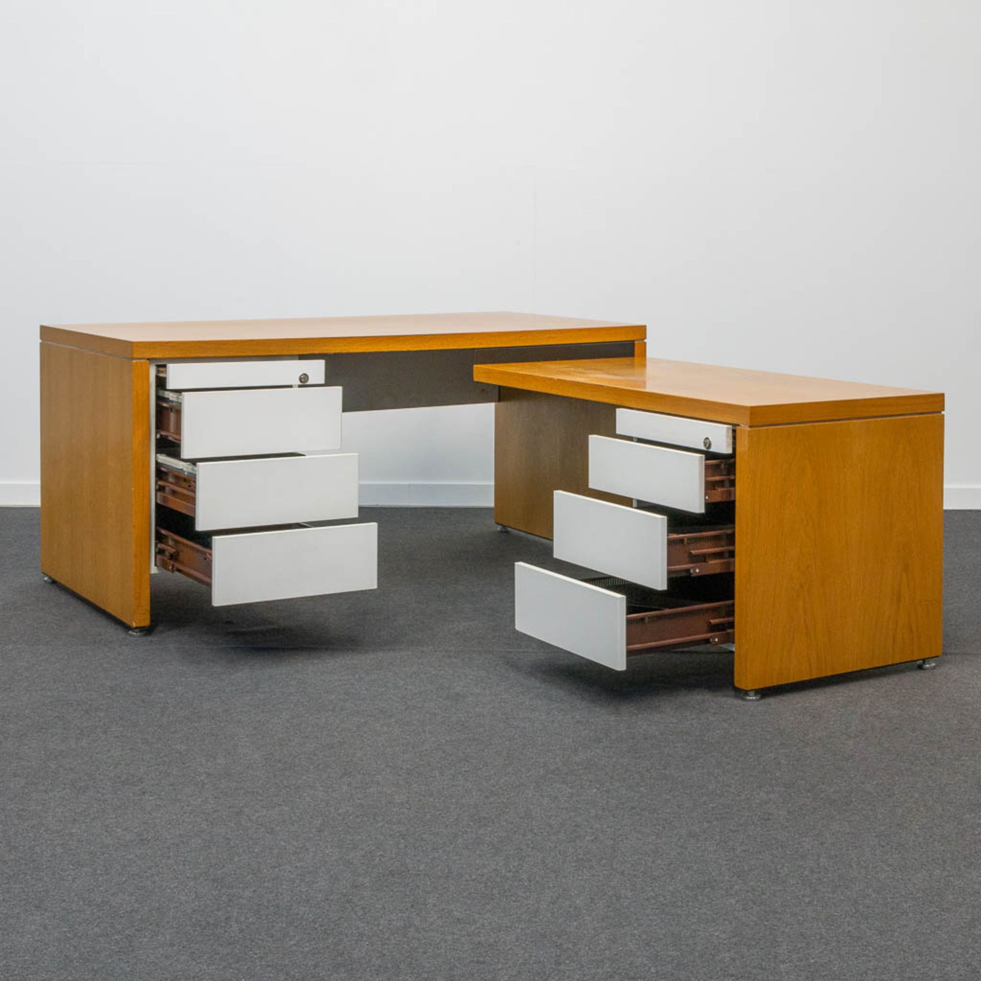 The Stephens system' L shaped desk designed by William Stephens for Knoll International. - Image 10 of 19