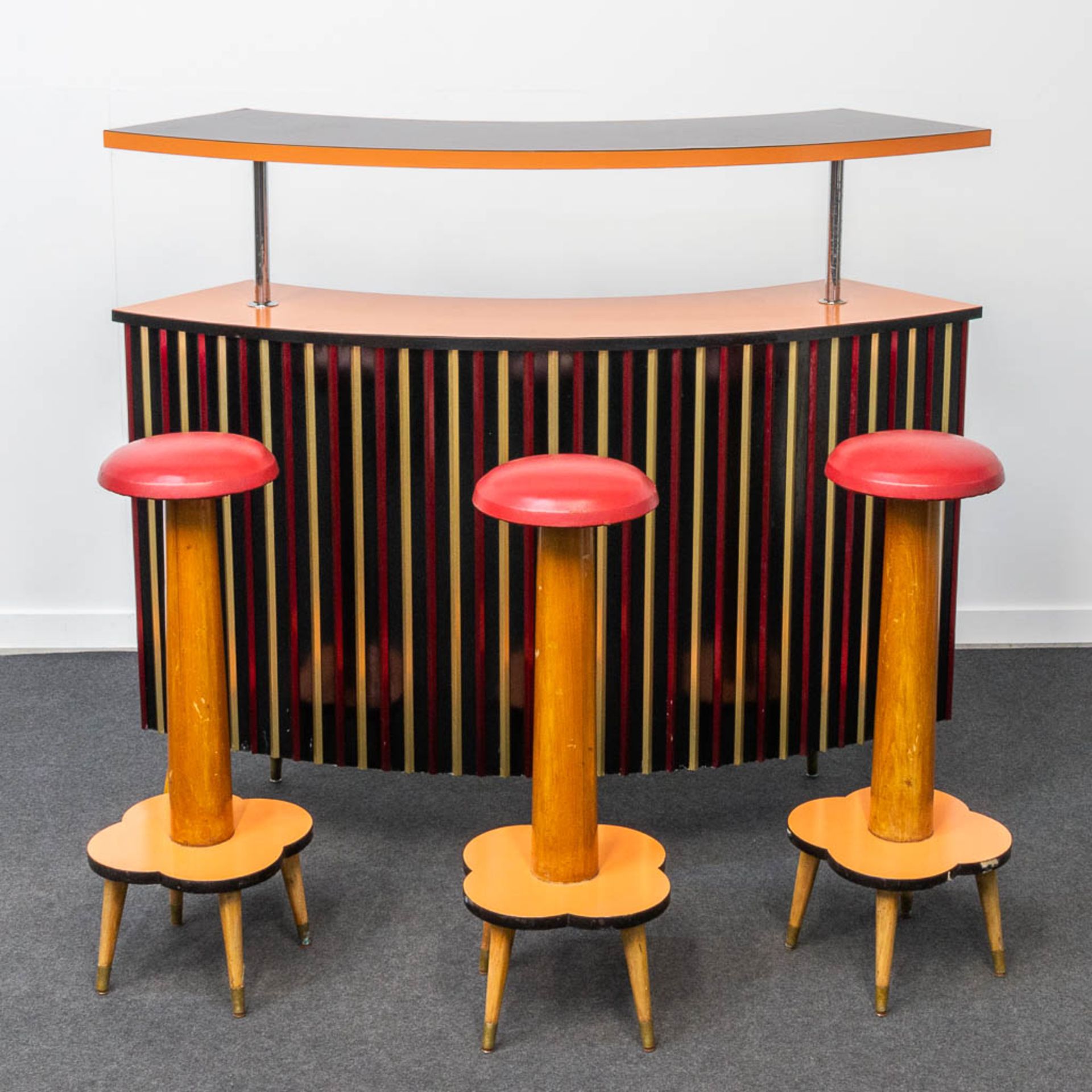 A vintage bar cabinet, made of formica and chrome, sided by 3 bar stools. - Image 5 of 19