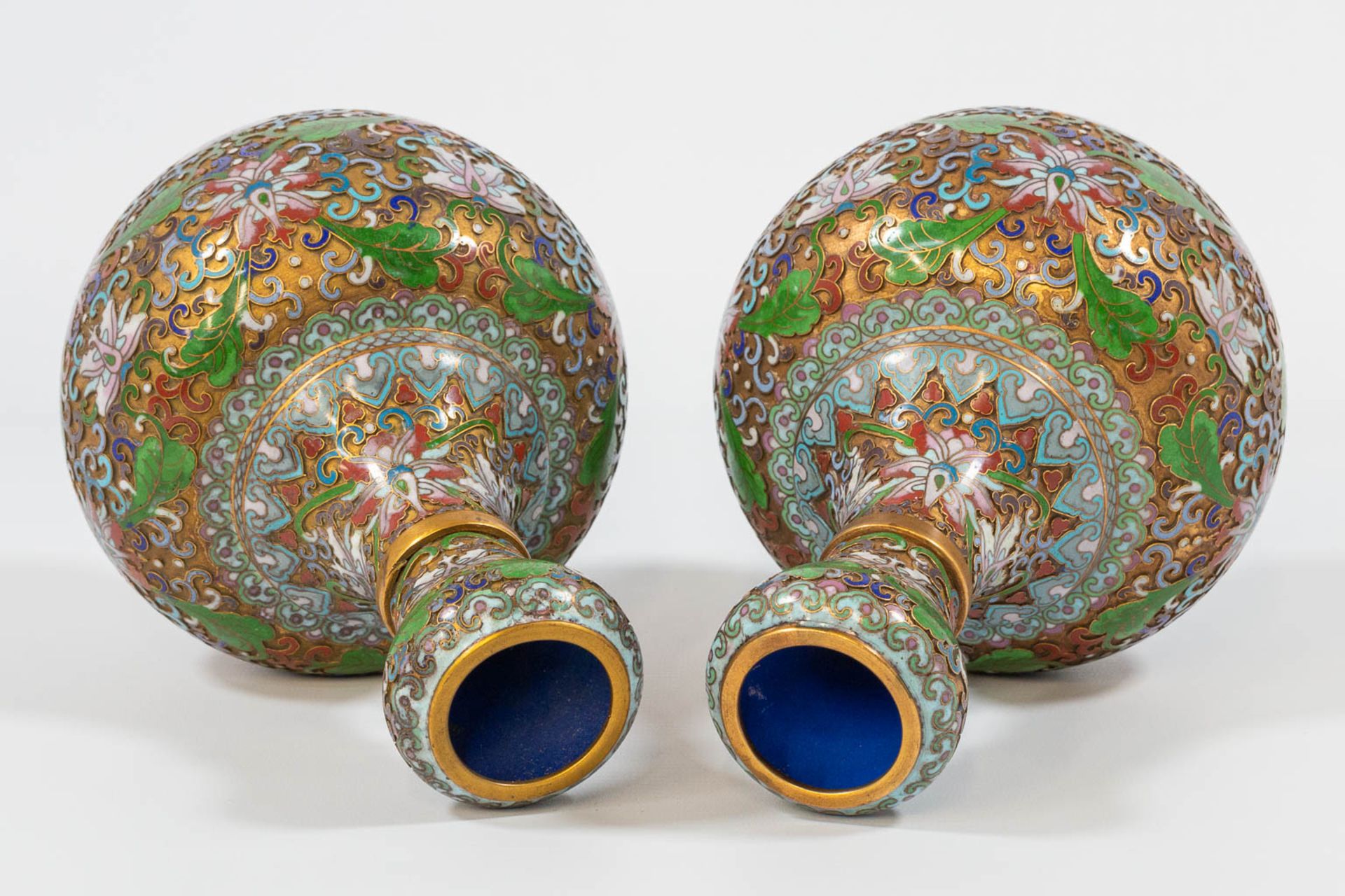 A pair of openworked Cloisonné vases, made of Bronze and enamel. - Image 15 of 17