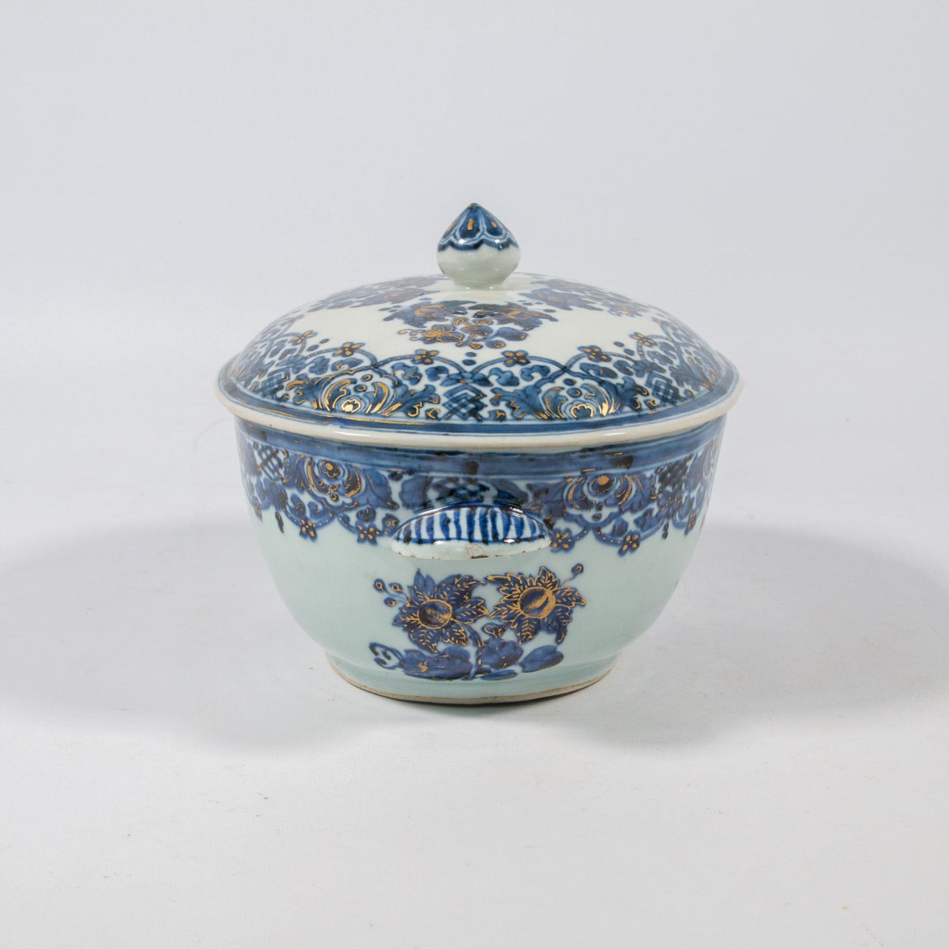 A small tureen with lid, Chinese export porcelain with underglaze blue, white and overglaze gold flo - Image 4 of 24