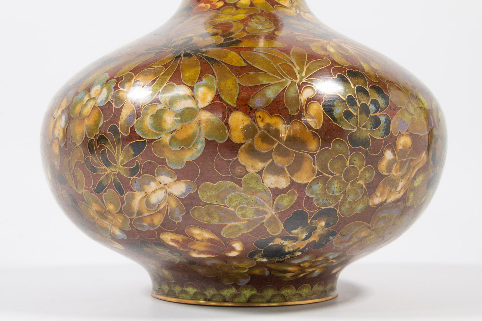 A pair of cloisonné vases - Image 7 of 12