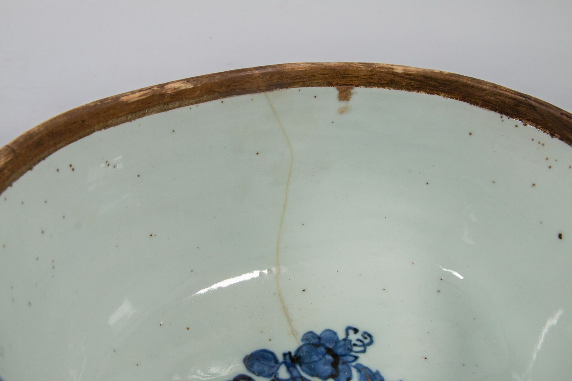 A small tureen with lid, Chinese export porcelain with underglaze blue, white and overglaze gold flo - Image 16 of 24