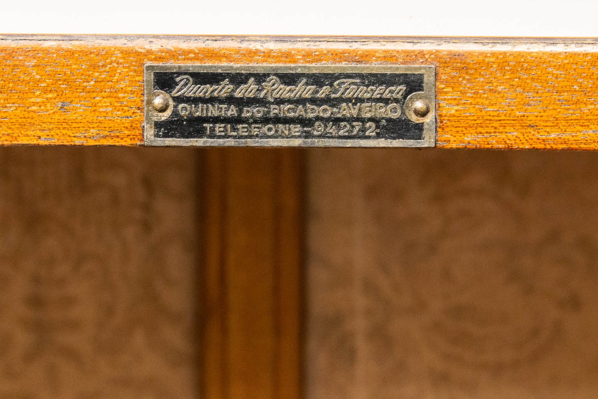 A vintage bar cabinet, made of formica and chrome, sided by 3 bar stools. - Image 11 of 19