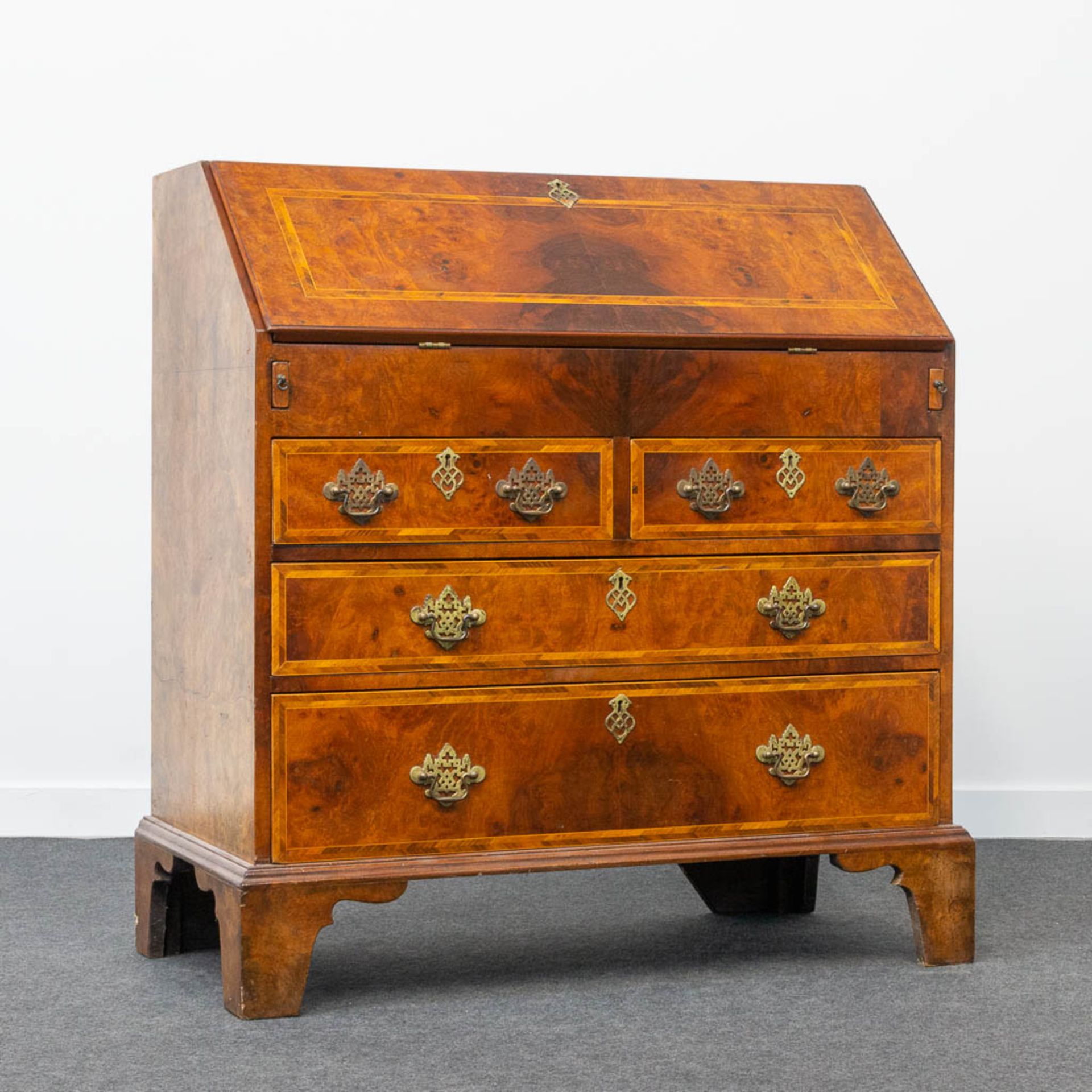 A secretaire of English origin, neatly finished with wood veneer and mounted with bronze. - Bild 6 aus 18