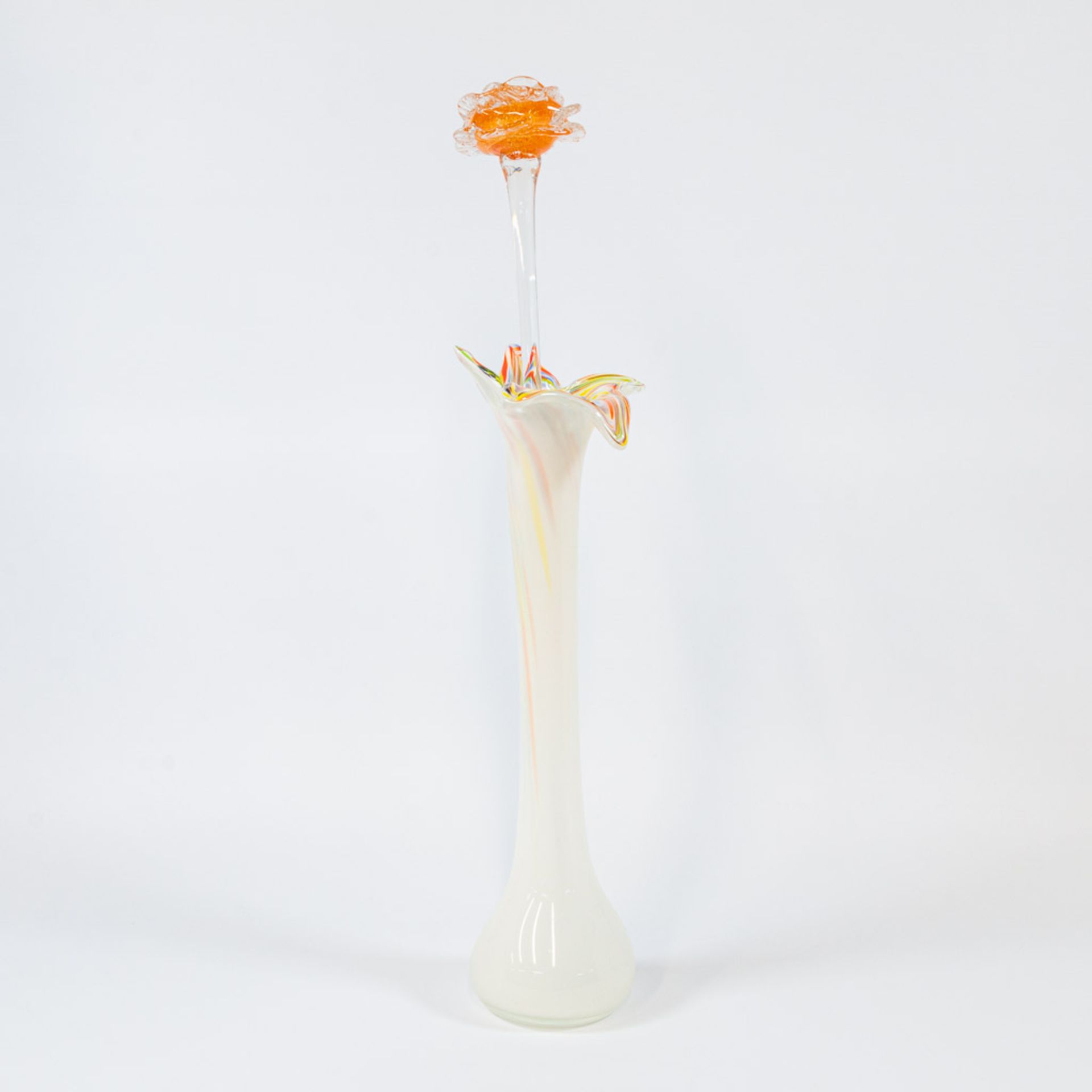 A collection of 4 vases and 4 glass flowers made in Murano, Italy. - Image 10 of 49