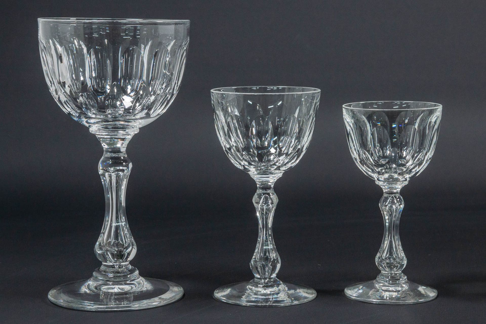 A collection of 34 antique cyrstal glasses with cut sides. - Image 6 of 6