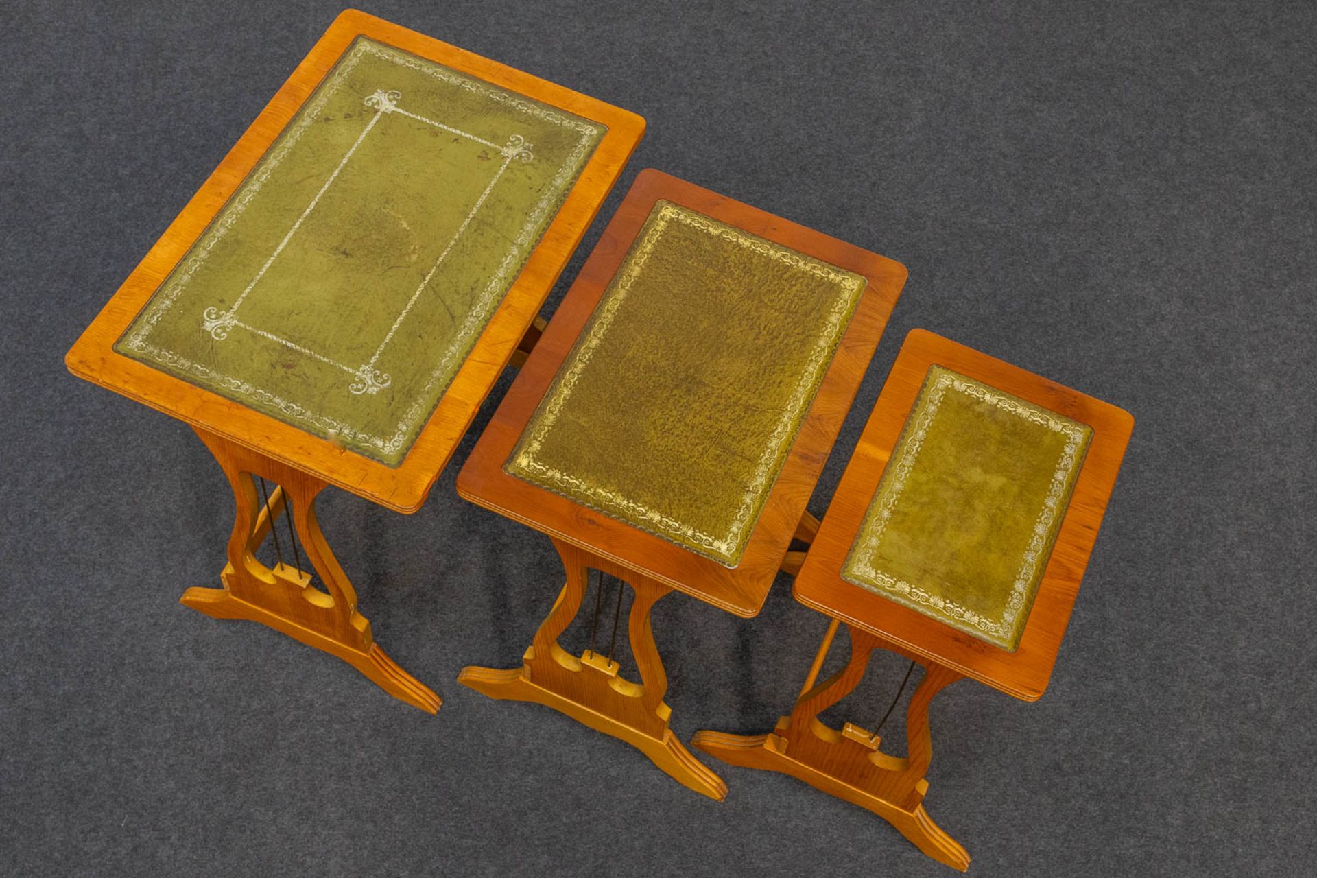 A collection of 3 cigogne tables with leather top. - Bild 16 aus 20