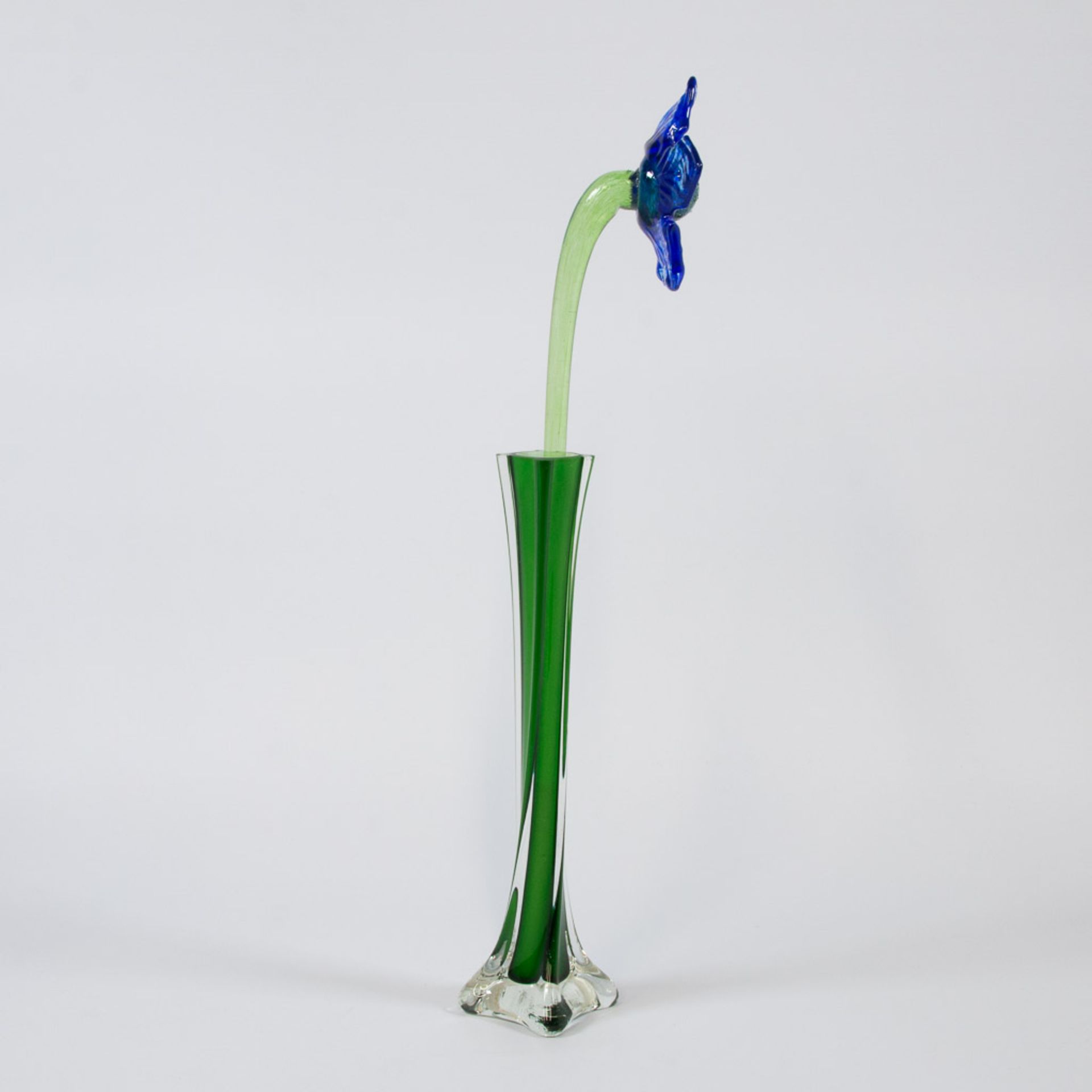 A collection of 4 vases and 4 glass flowers made in Murano, Italy. - Image 2 of 49