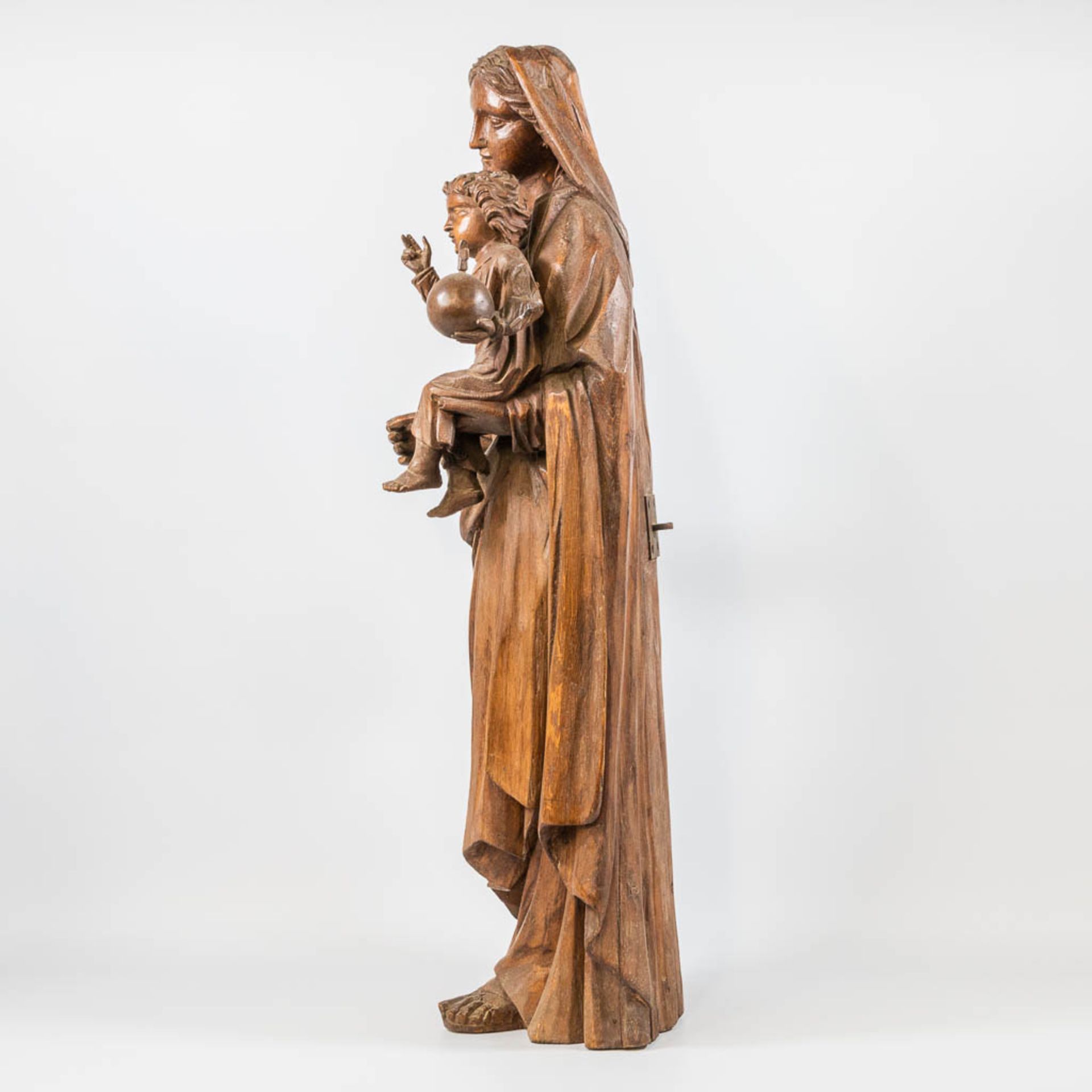 A wood sculptured Mary and Jesus figurine with globus cruciger. 19th century. - Bild 3 aus 19