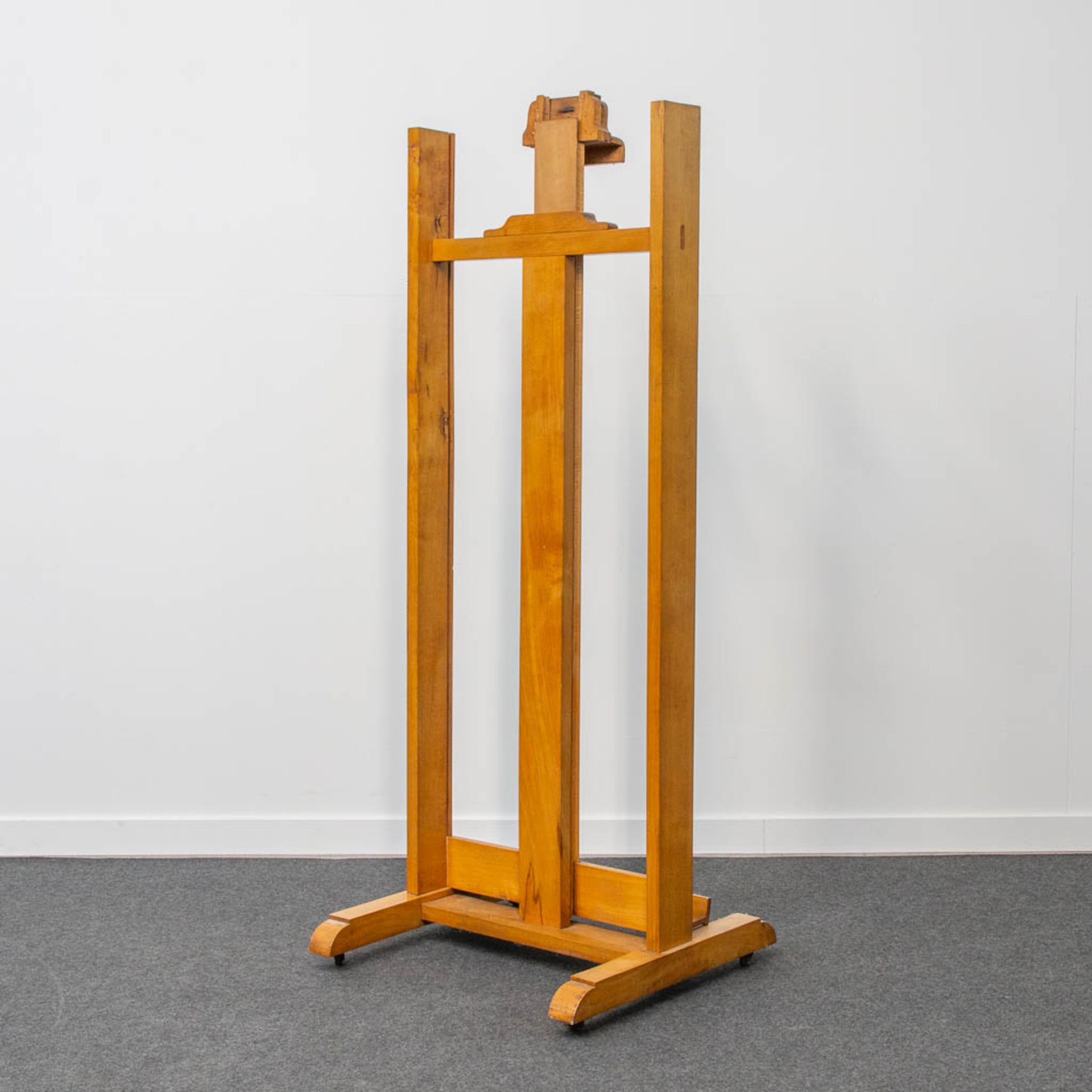 A large easel, made of wood. - Image 7 of 18