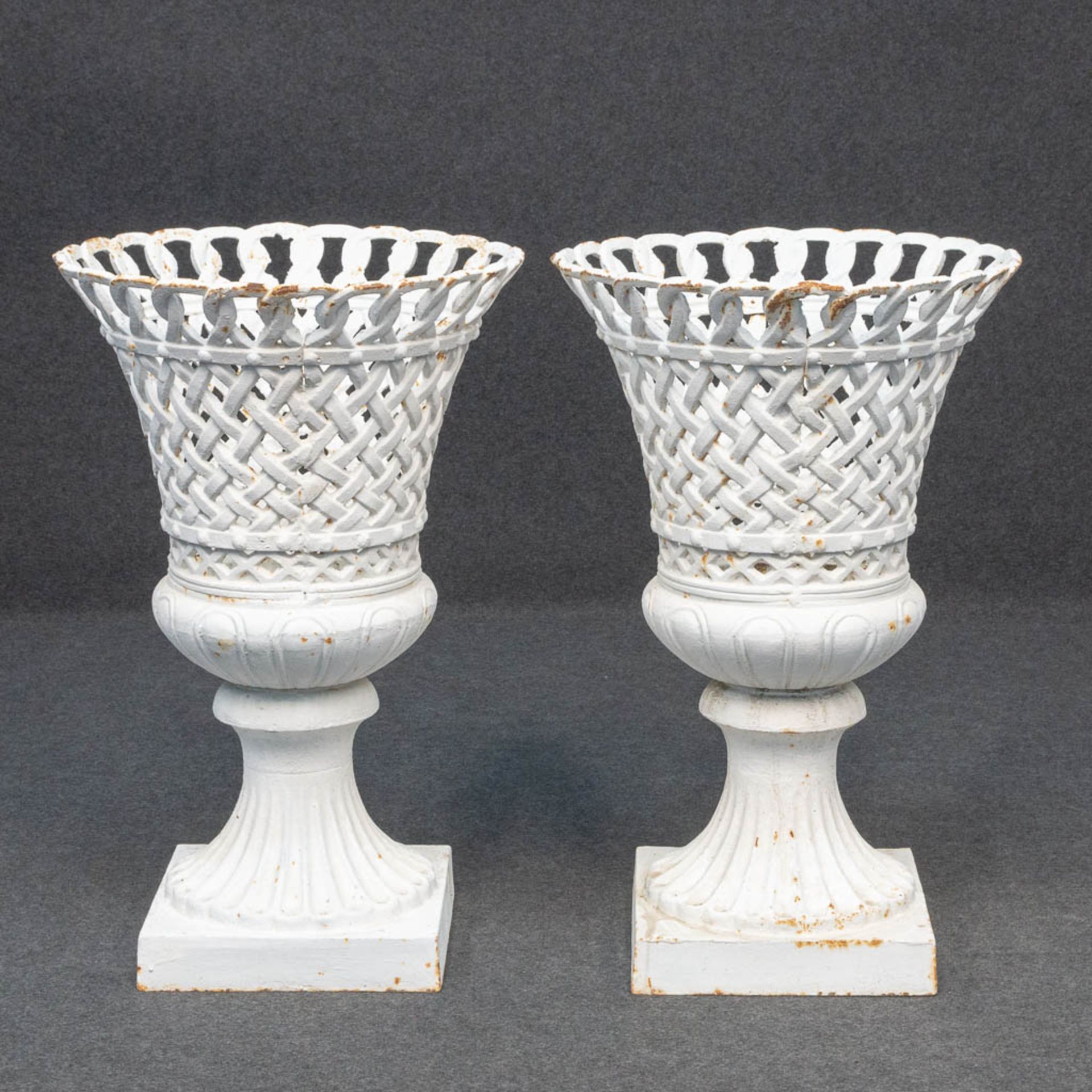 A pair of cast-iron garden vases, with basket style pattern. Second half of 20th century. - Image 16 of 17