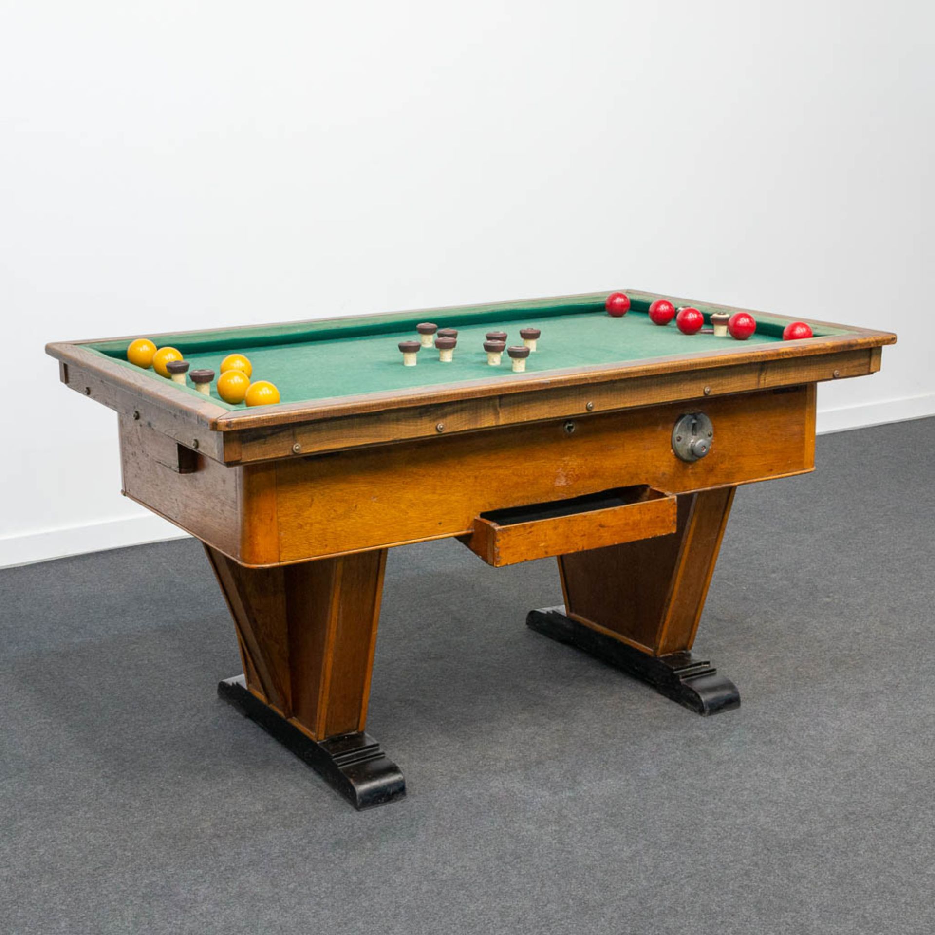 An antique bumper pool table. - Bild 3 aus 15