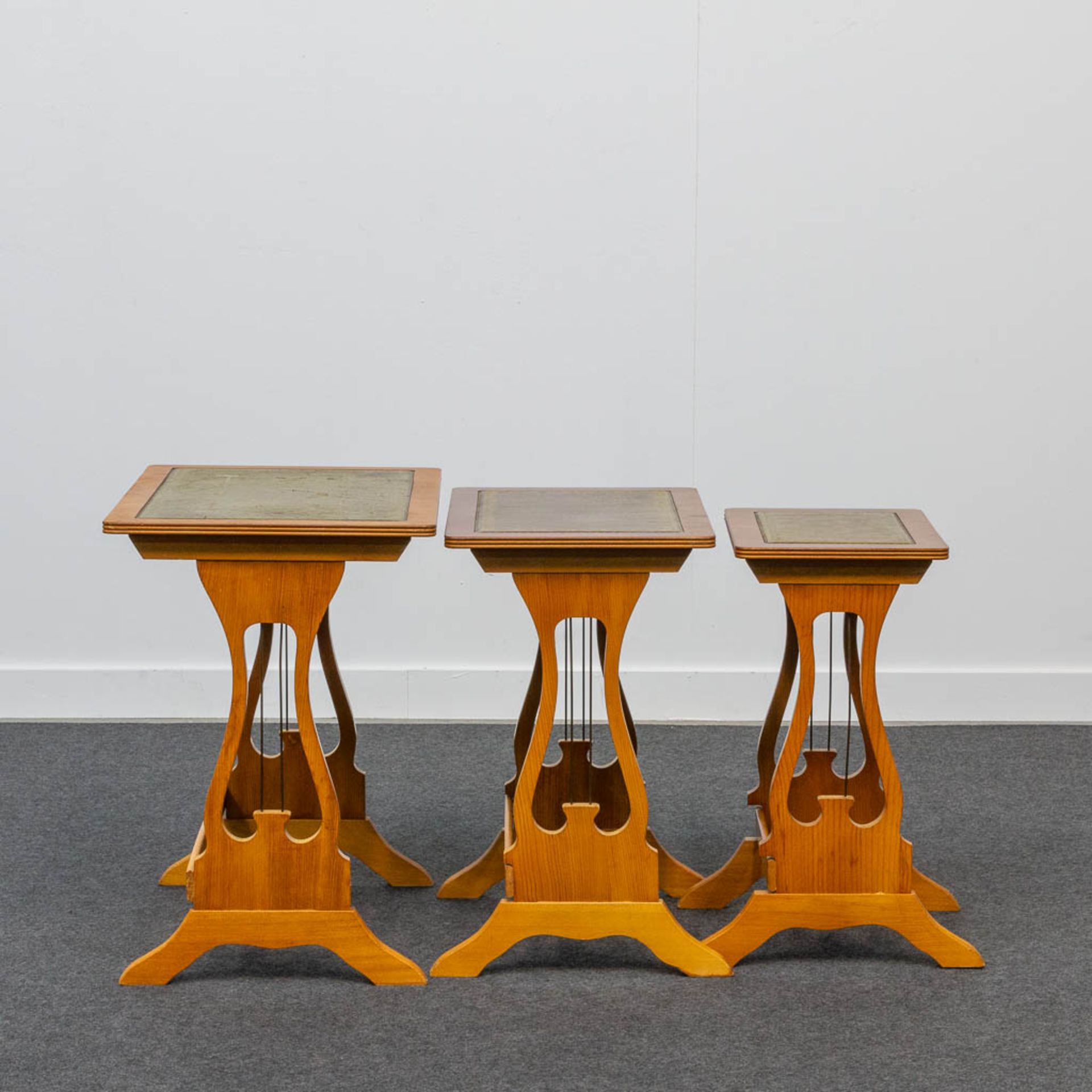 A collection of 3 cigogne tables with leather top. - Bild 3 aus 20