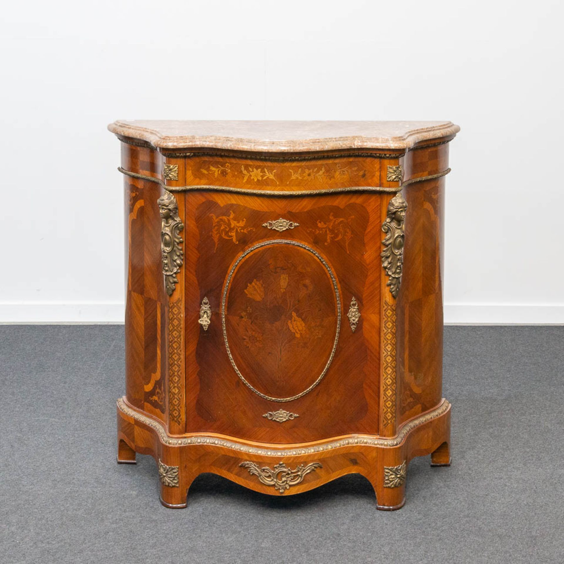 A curved commode inlaid with marquetry with marble top - Bild 14 aus 14