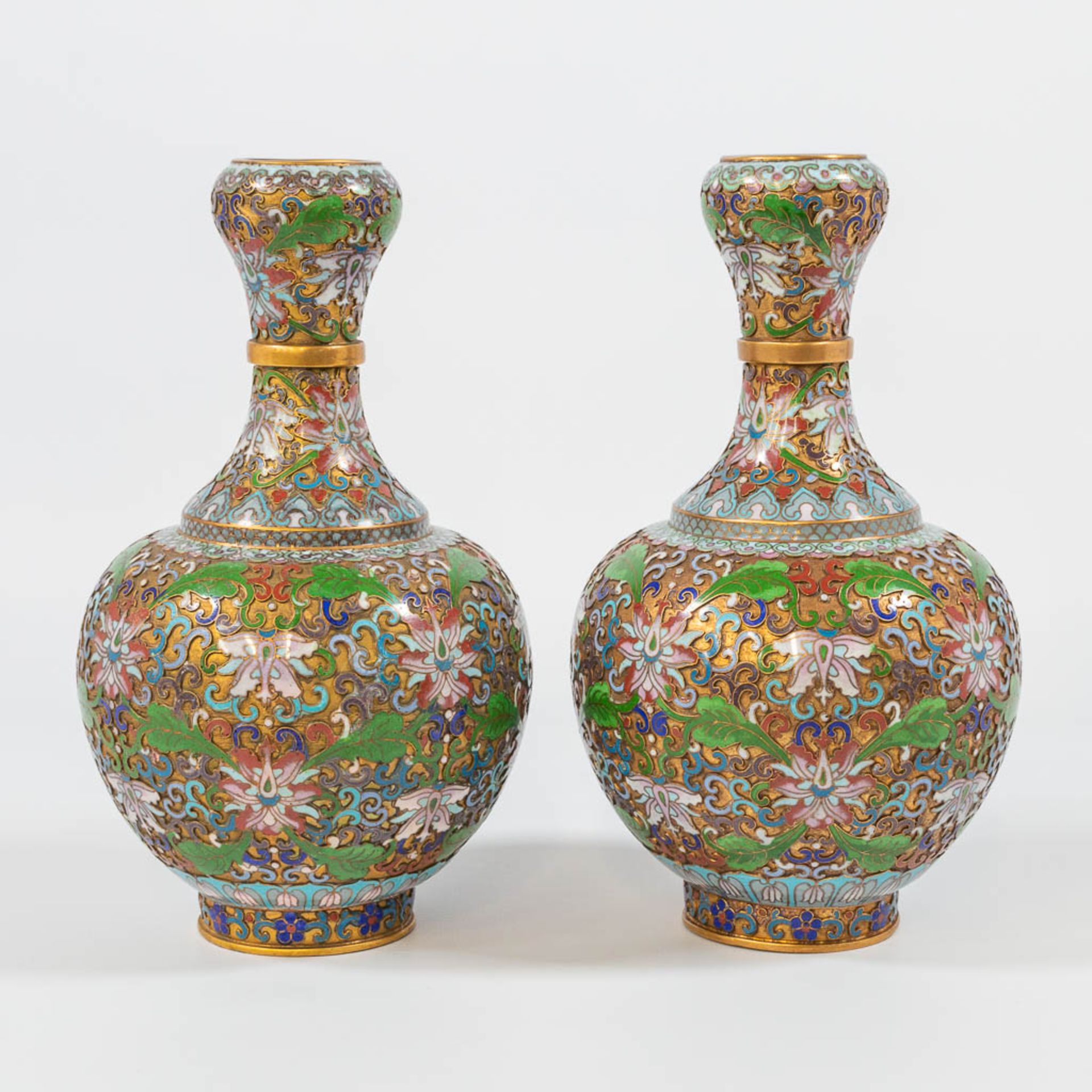 A pair of openworked Cloisonné vases, made of Bronze and enamel. - Image 5 of 17