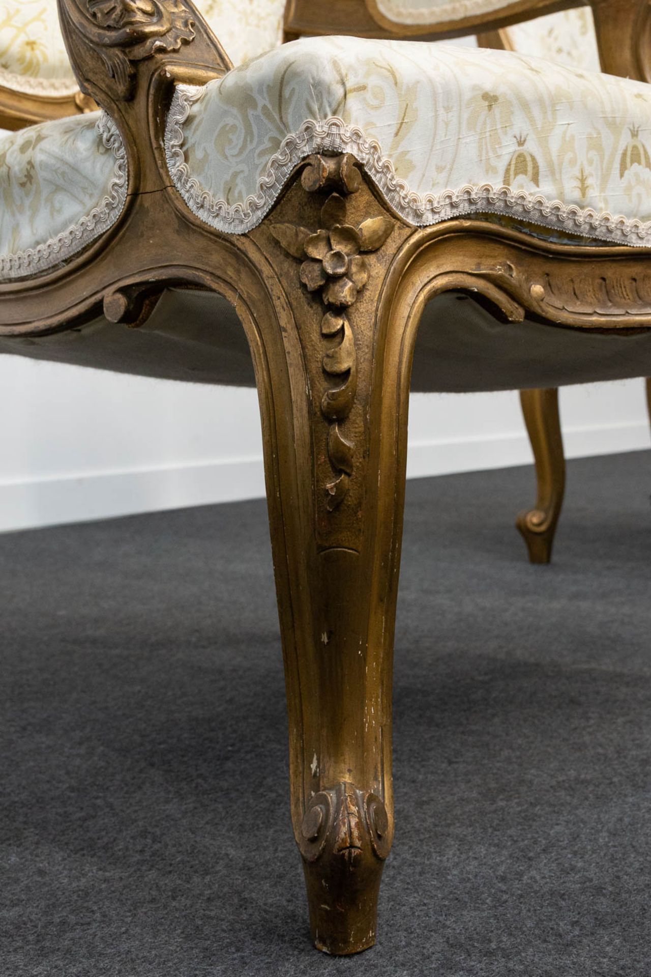 A pair of Louis XV style armchairs - Image 13 of 16